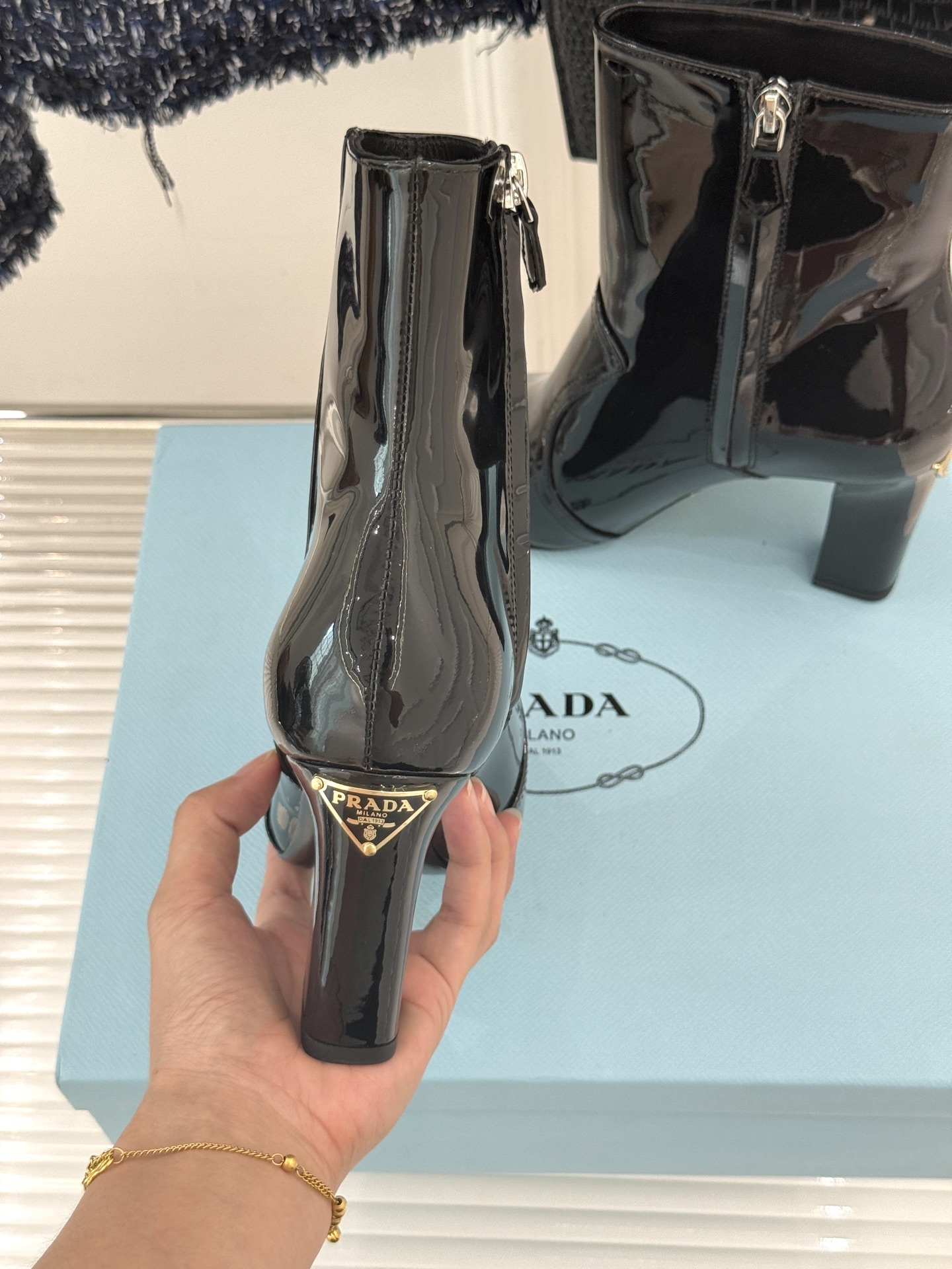 Prada/普拉达25WF秋冬新品三角标切尔西高跟短靴霸总文女主的同款战靴被我挖到了!这双短靴 真的谁穿