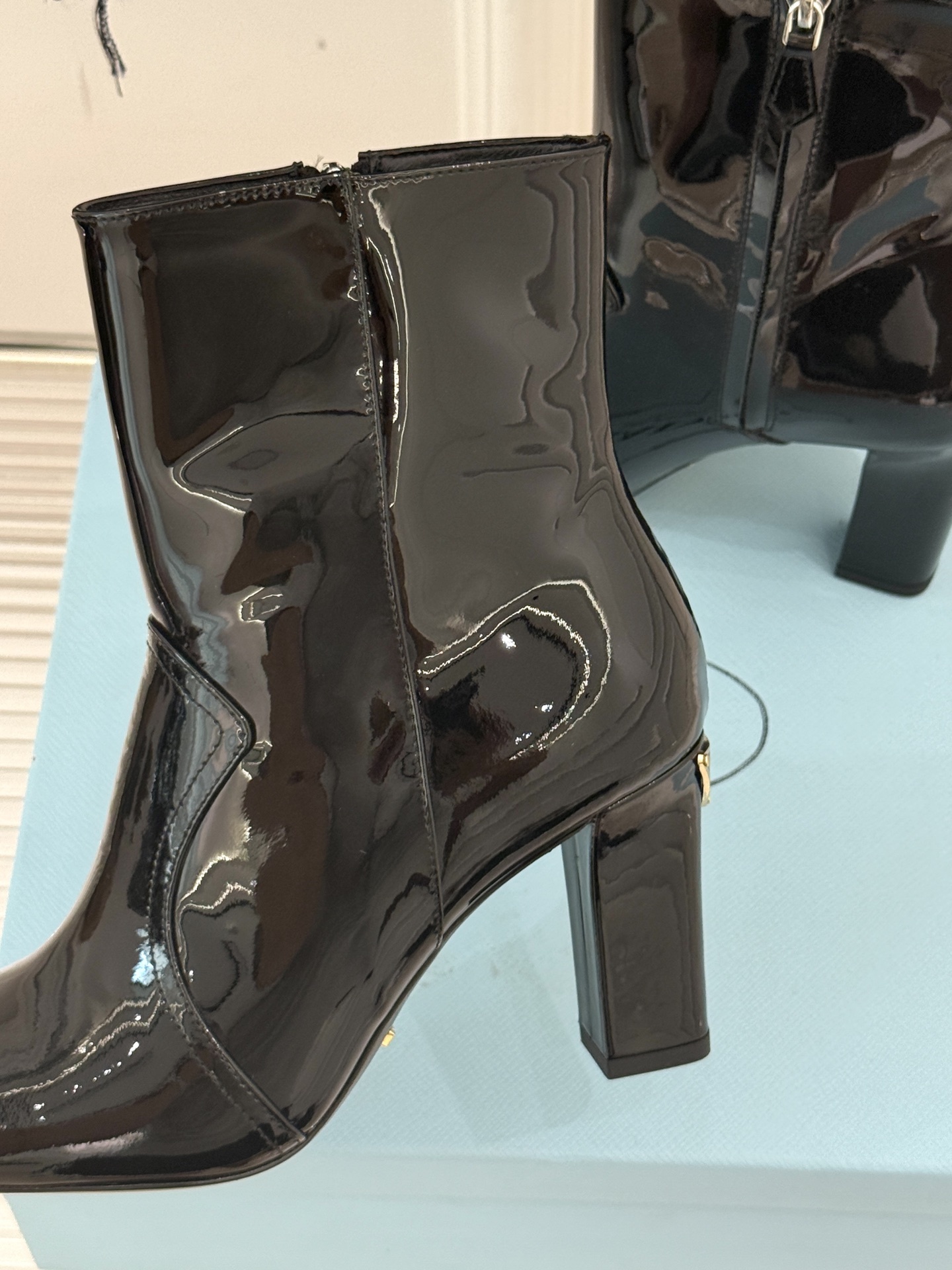 Prada/普拉达25WF秋冬新品三角标切尔西高跟短靴霸总文女主的同款战靴被我挖到了!这双短靴 真的谁穿
