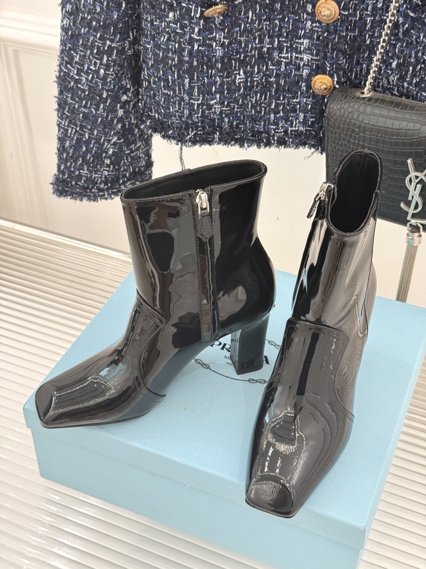Prada/普拉达25WF秋冬新品三角标切尔西高跟短靴霸总文女主的同款战靴被我挖到了!这双短靴 真的谁穿