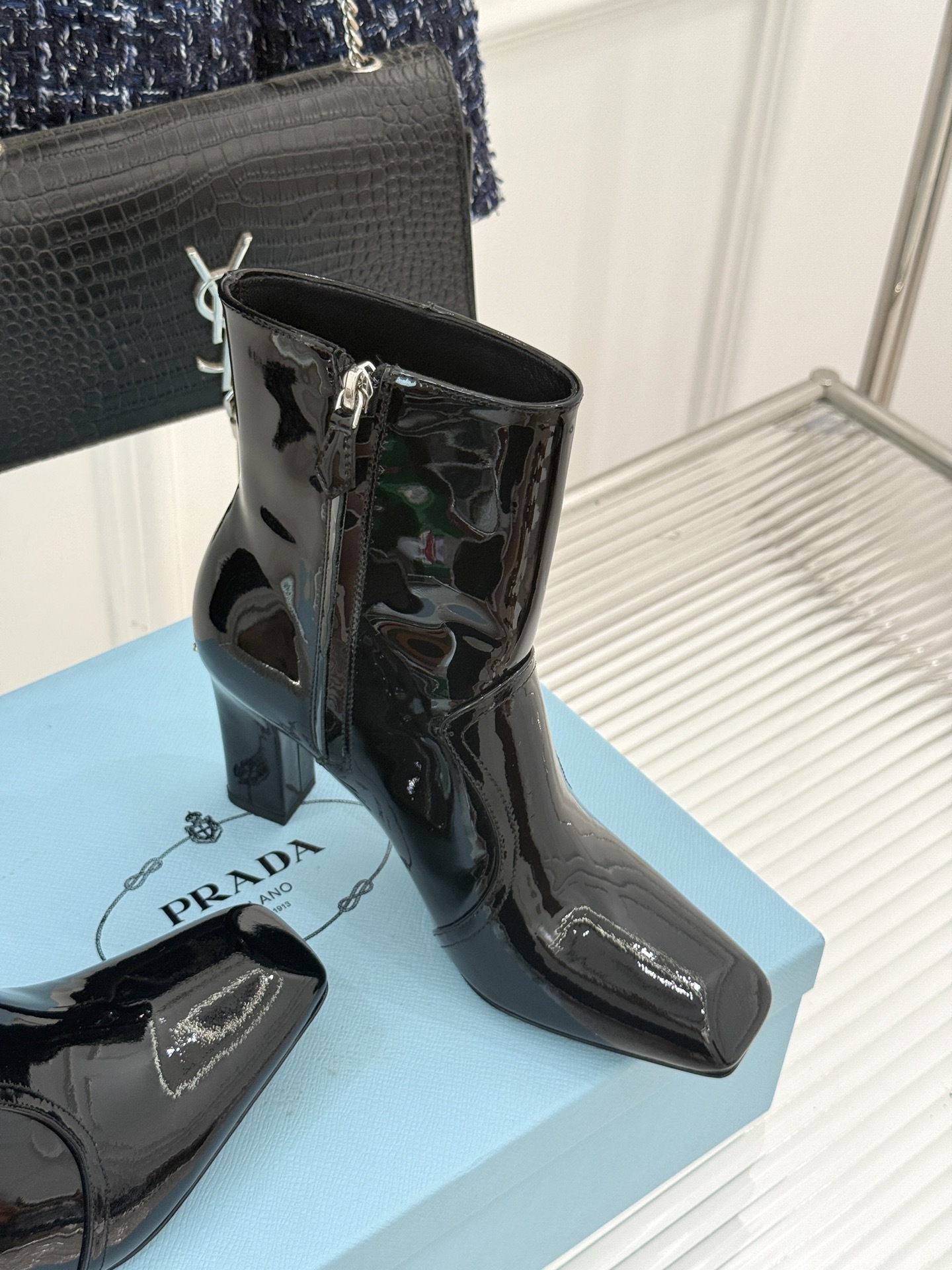 Prada/普拉达25WF秋冬新品三角标切尔西高跟短靴霸总文女主的同款战靴被我挖到了!这双短靴 真的谁穿