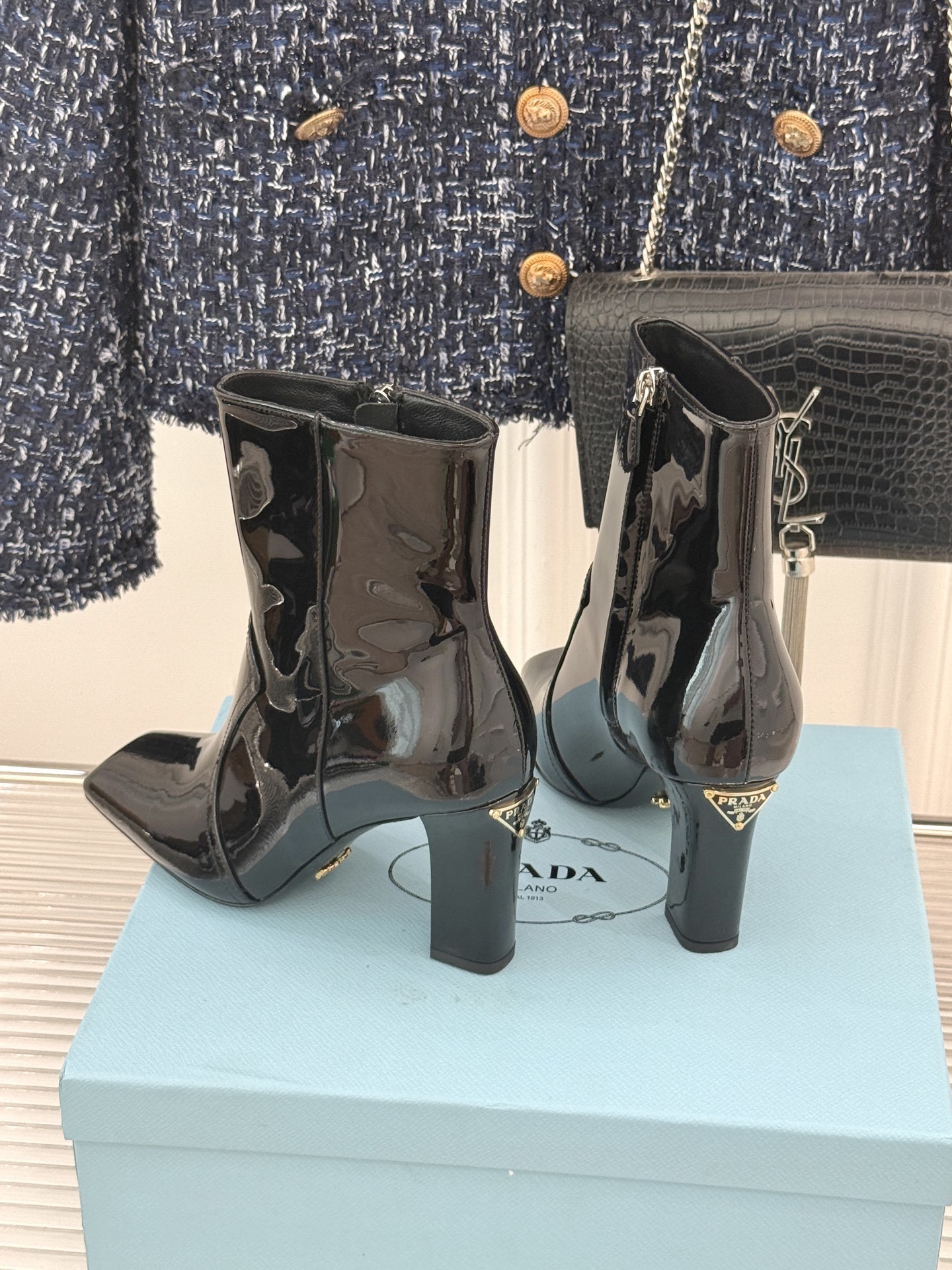 Prada/普拉达25WF秋冬新品三角标切尔西高跟短靴霸总文女主的同款战靴被我挖到了!这双短靴 真的谁穿