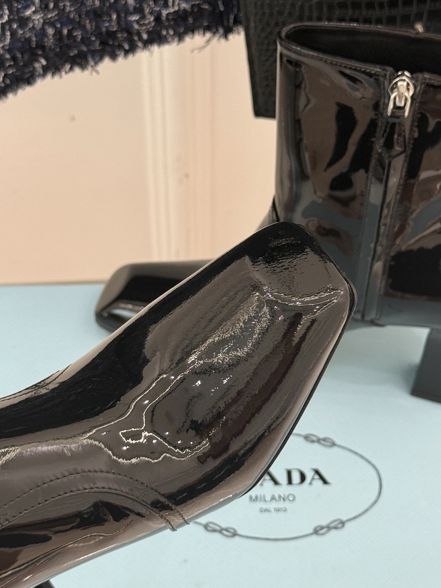 Prada/普拉达25WF秋冬新品三角标切尔西高跟短靴霸总文女主的同款战靴被我挖到了!这双短靴 真的谁穿