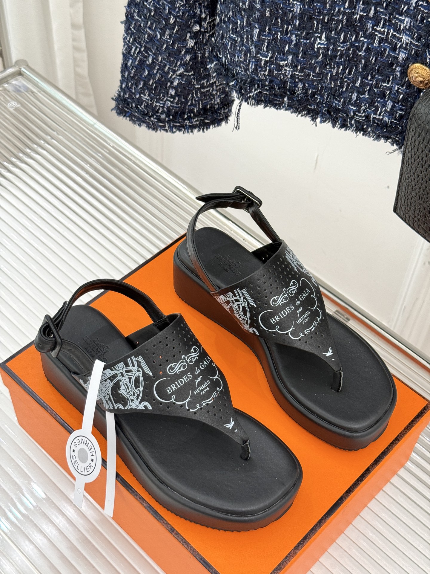 Hermès/爱马仕25WF新品夹脚厚底凉鞋这双凉鞋融合了精湛工艺与先锋设计的艺术品让你在炎炎夏日轻松成