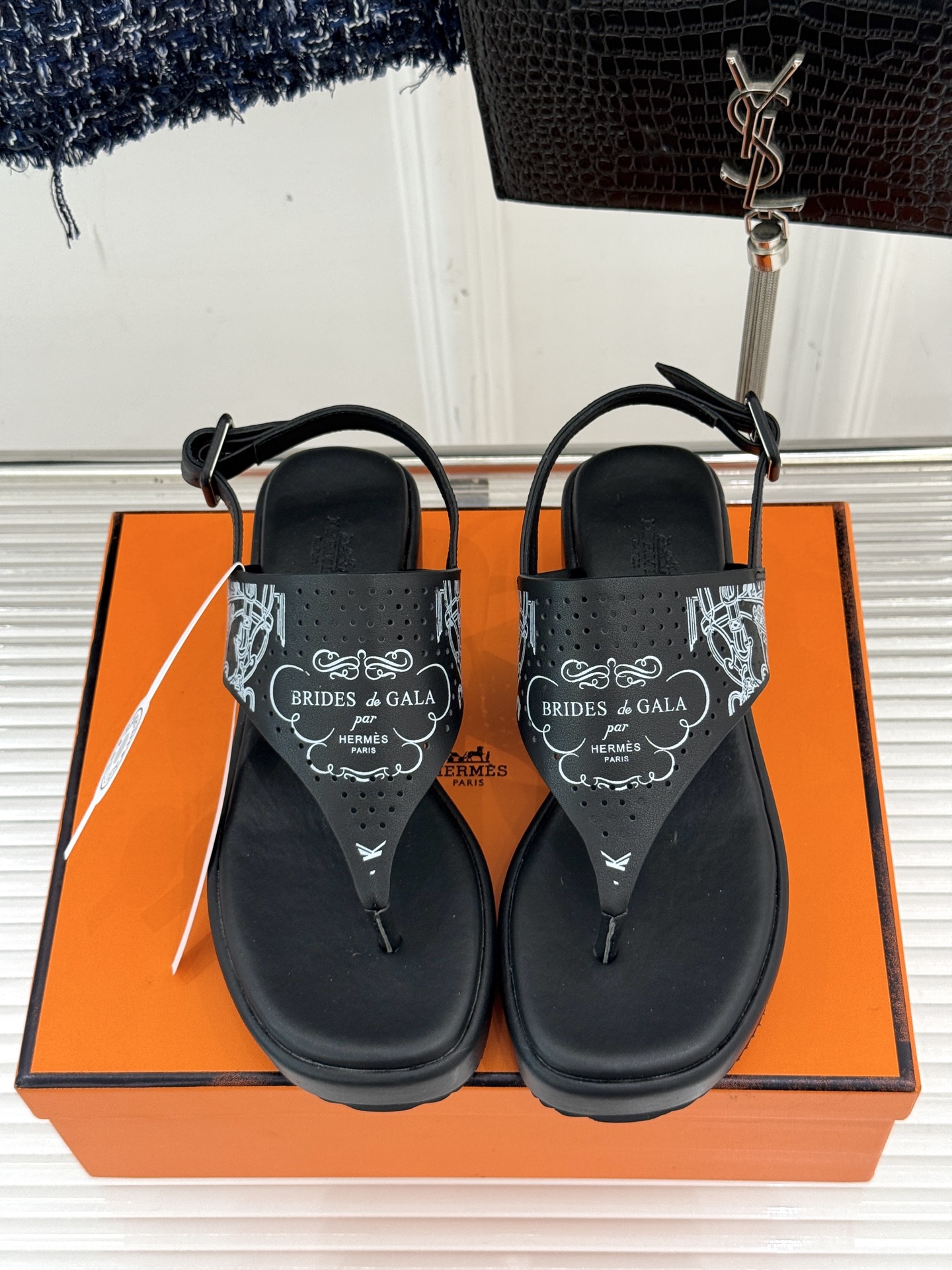 Hermès/爱马仕25WF新品夹脚厚底凉鞋这双凉鞋融合了精湛工艺与先锋设计的艺术品让你在炎炎夏日轻松成