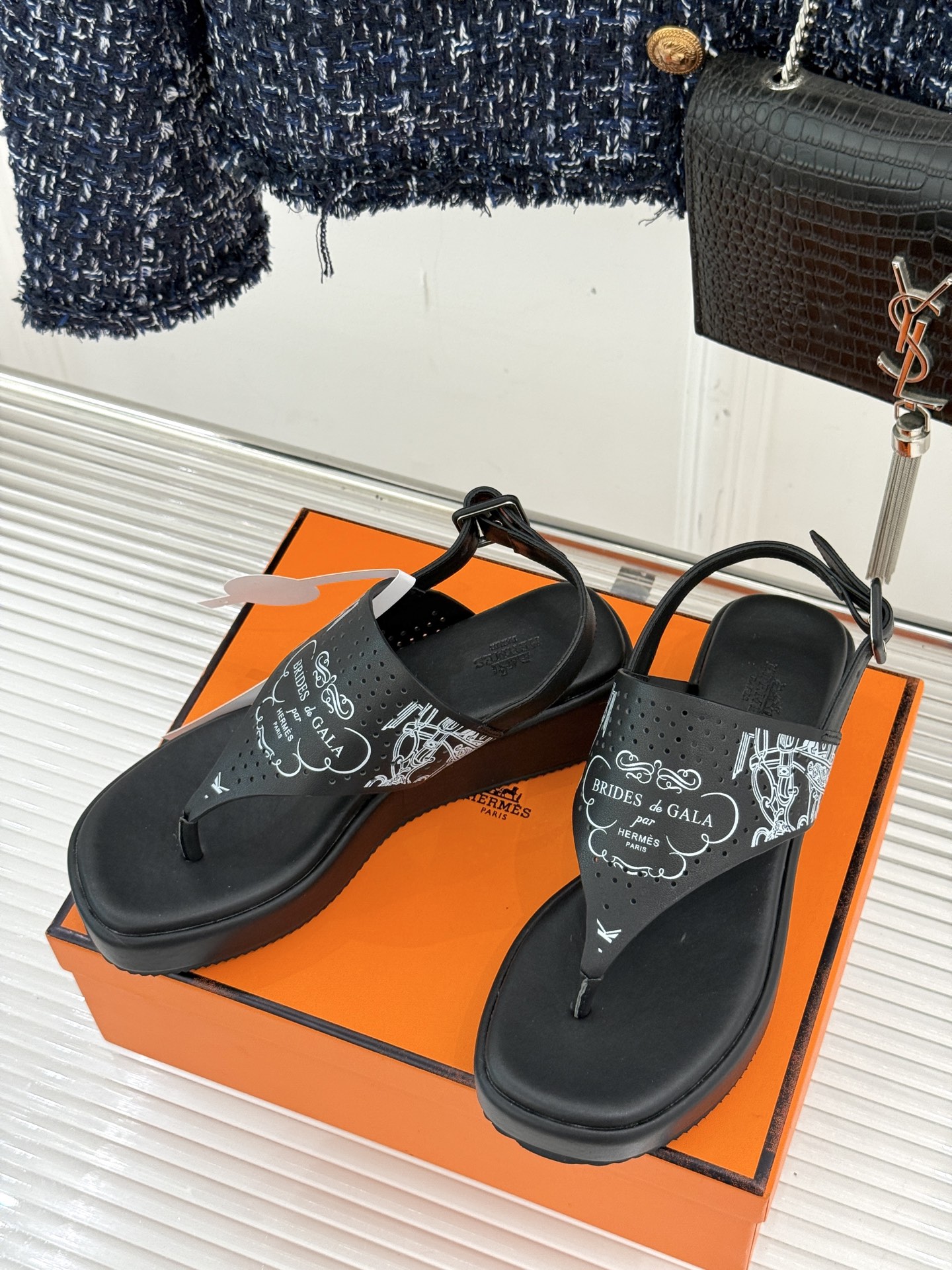 Hermès/爱马仕25WF新品夹脚厚底凉鞋这双凉鞋融合了精湛工艺与先锋设计的艺术品让你在炎炎夏日轻松成