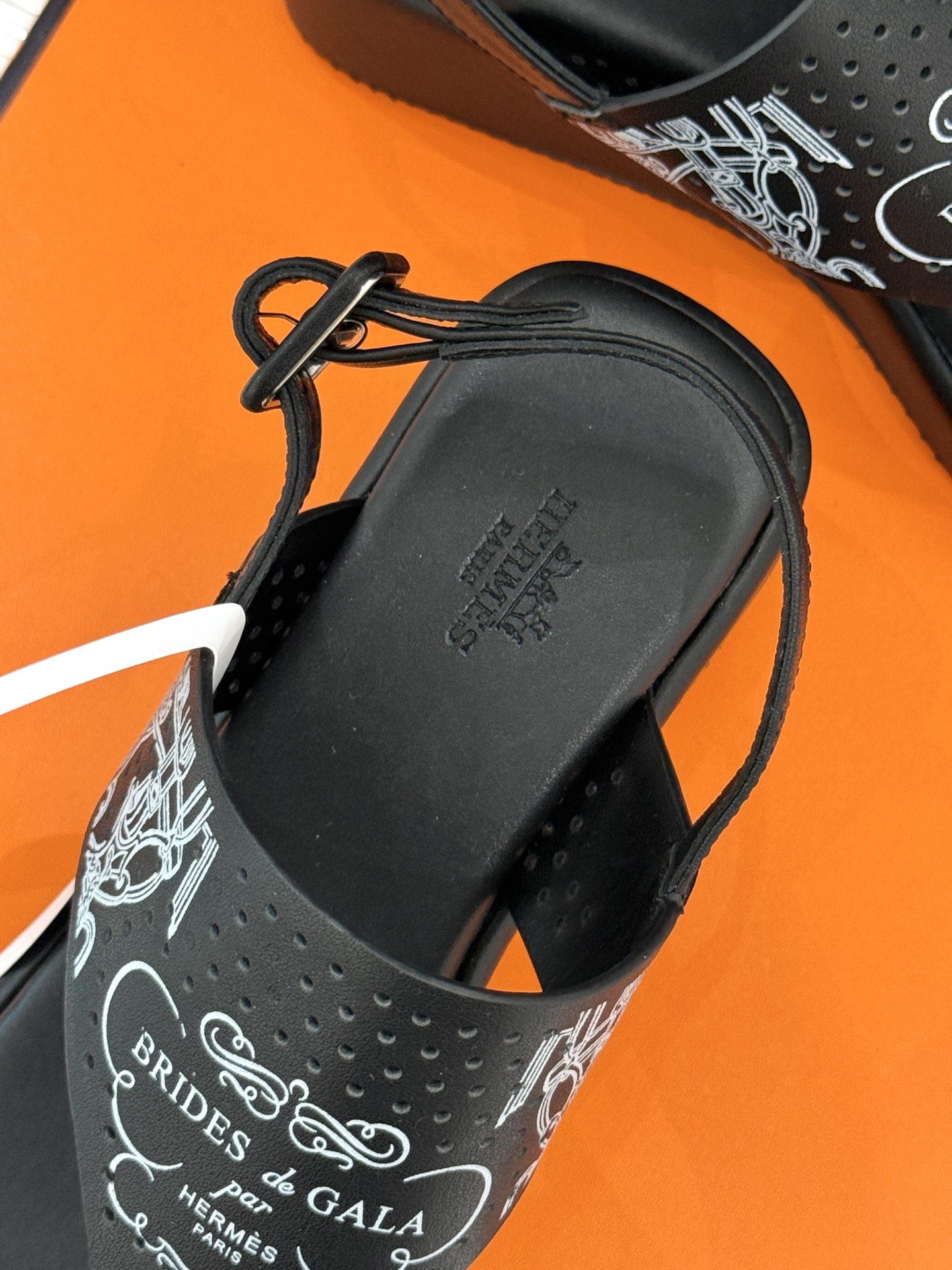 Hermès/爱马仕25WF新品夹脚厚底凉鞋这双凉鞋融合了精湛工艺与先锋设计的艺术品让你在炎炎夏日轻松成