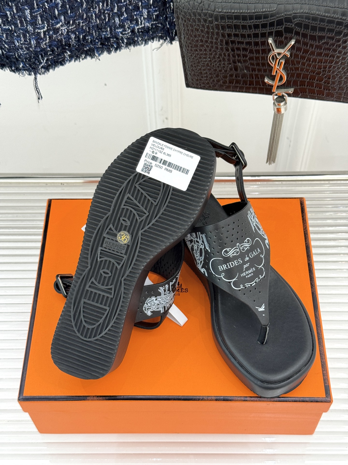 Hermès/爱马仕25WF新品夹脚厚底凉鞋这双凉鞋融合了精湛工艺与先锋设计的艺术品让你在炎炎夏日轻松成