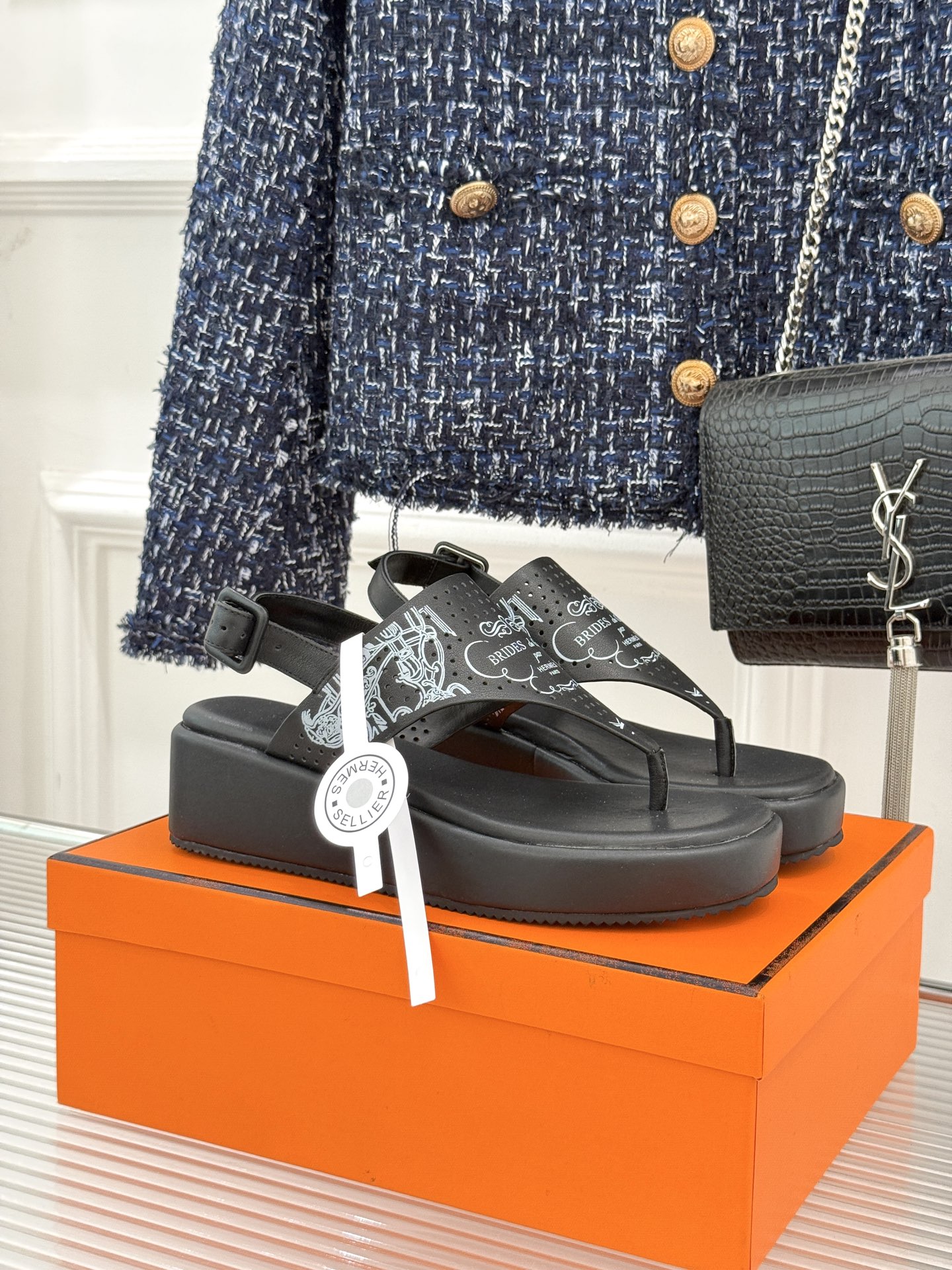 Hermès/爱马仕25WF新品夹脚厚底凉鞋这双凉鞋融合了精湛工艺与先锋设计的艺术品让你在炎炎夏日轻松成