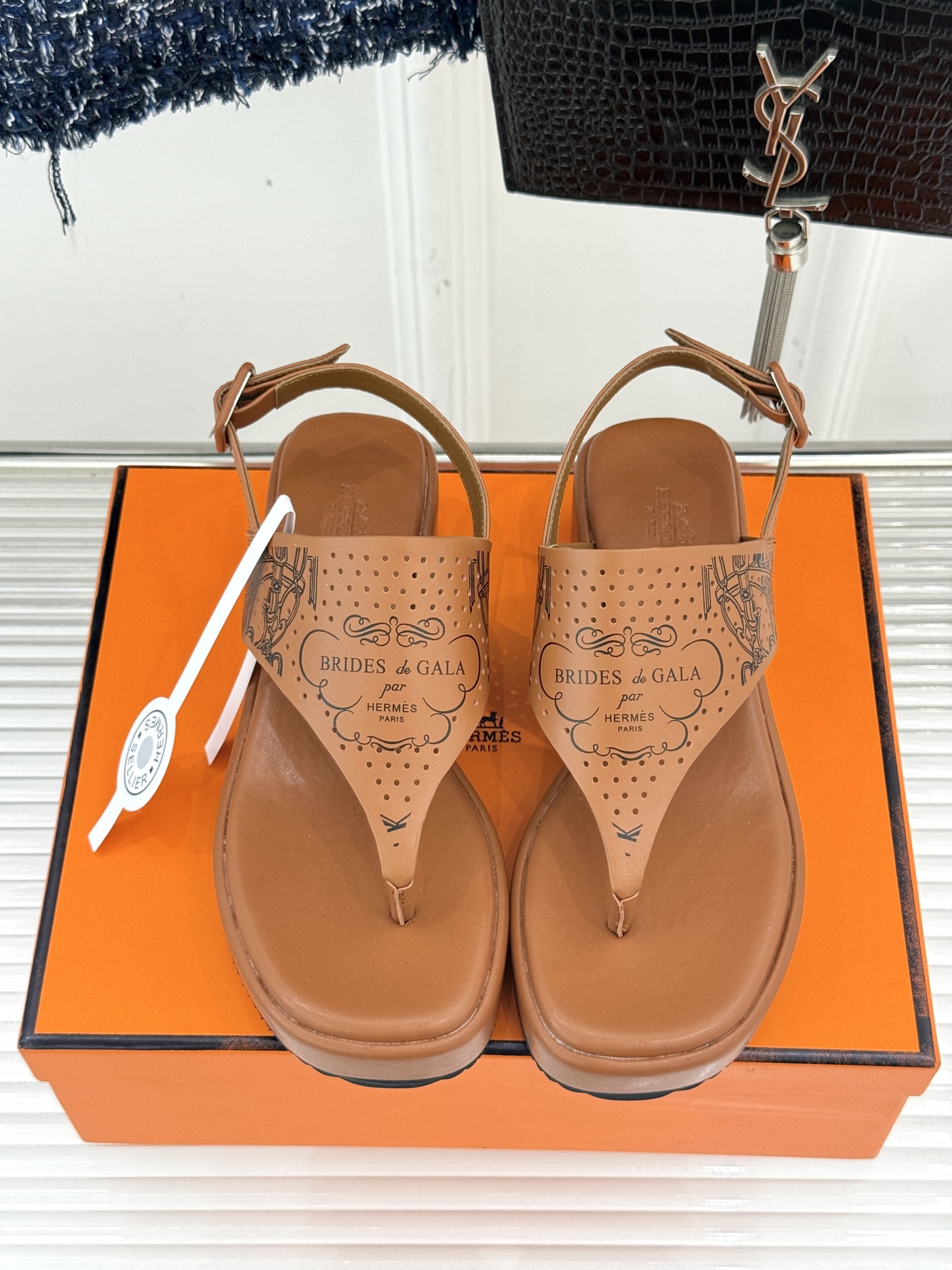 Hermès/爱马仕25WF新品夹脚厚底凉鞋这双凉鞋融合了精湛工艺与先锋设计的艺术品让你在炎炎夏日轻松成