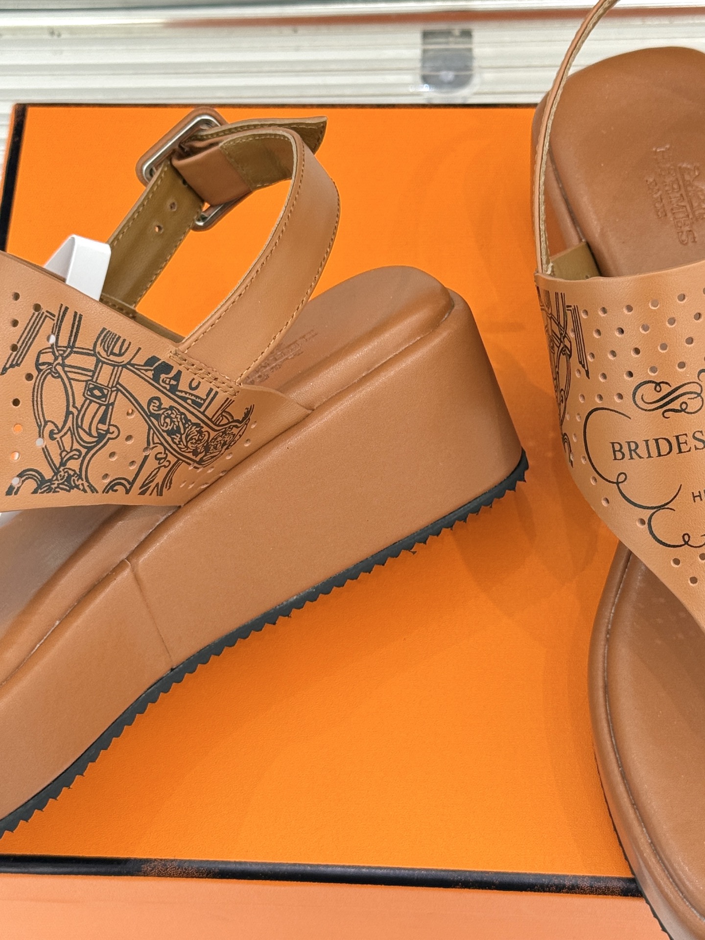 Hermès/爱马仕25WF新品夹脚厚底凉鞋这双凉鞋融合了精湛工艺与先锋设计的艺术品让你在炎炎夏日轻松成