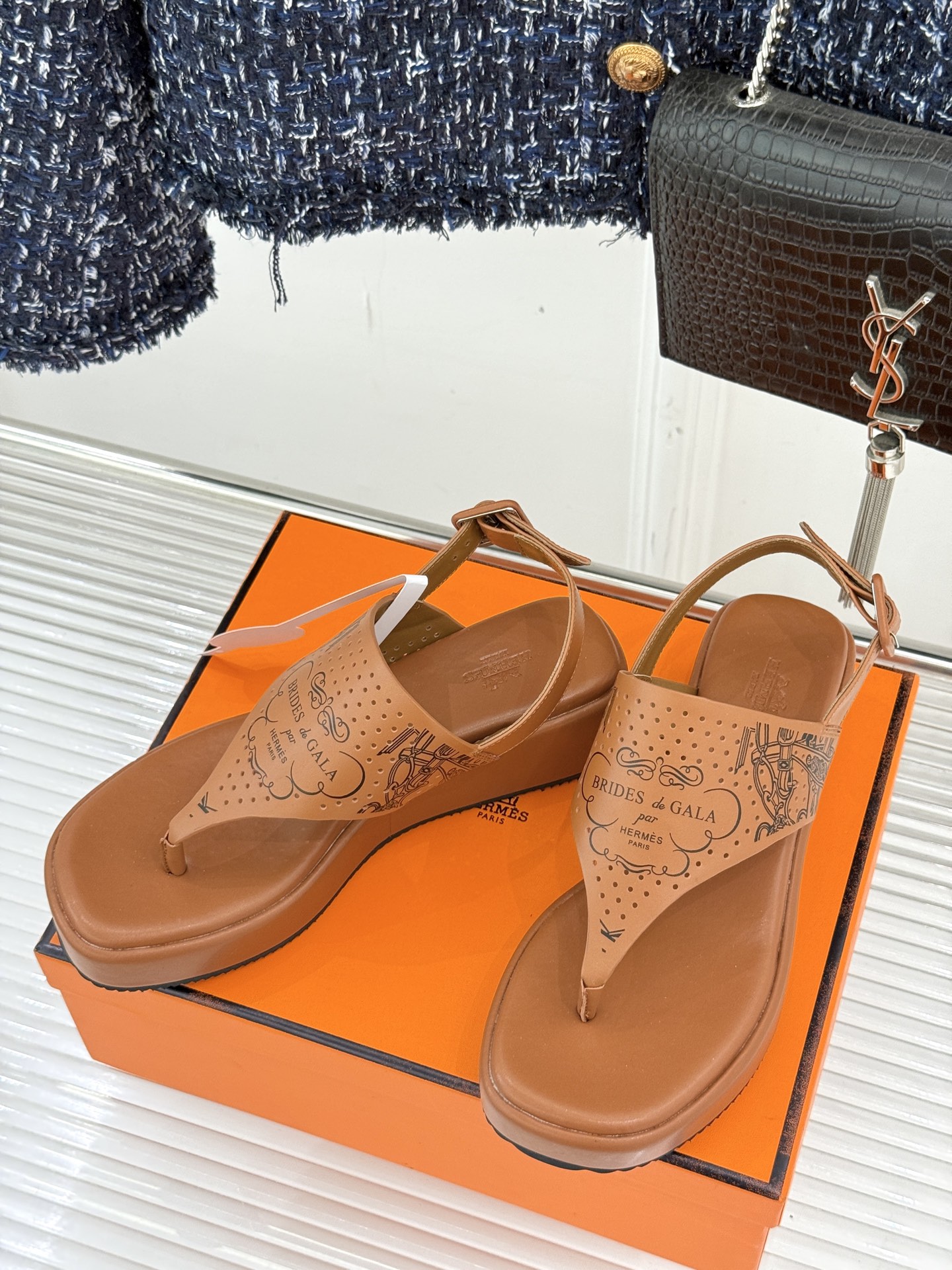 Hermès/爱马仕25WF新品夹脚厚底凉鞋这双凉鞋融合了精湛工艺与先锋设计的艺术品让你在炎炎夏日轻松成