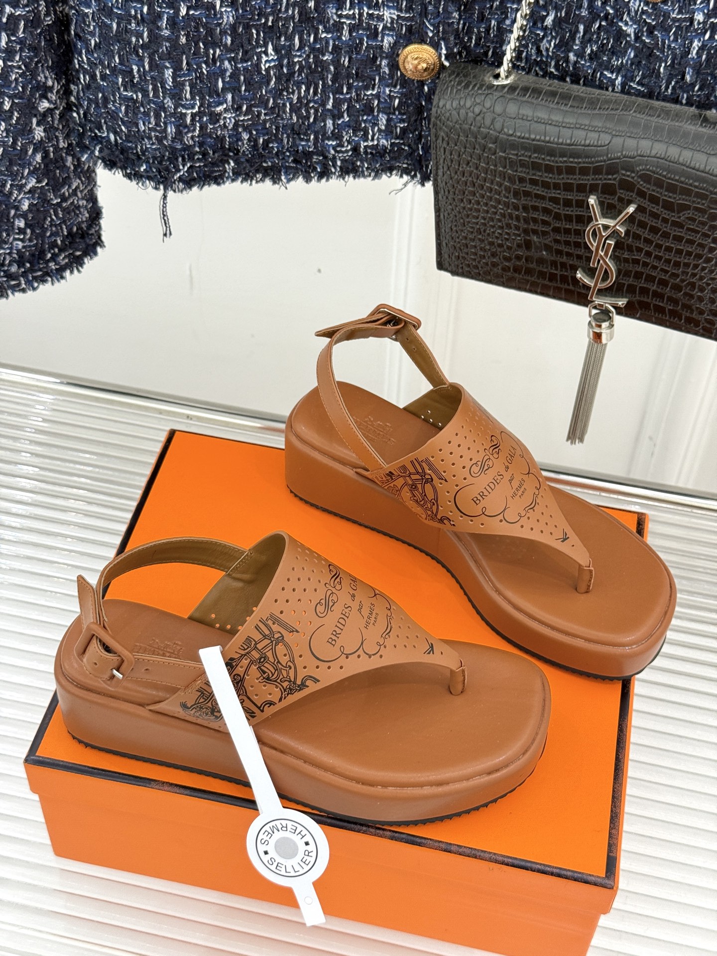 Hermès/爱马仕25WF新品夹脚厚底凉鞋这双凉鞋融合了精湛工艺与先锋设计的艺术品让你在炎炎夏日轻松成