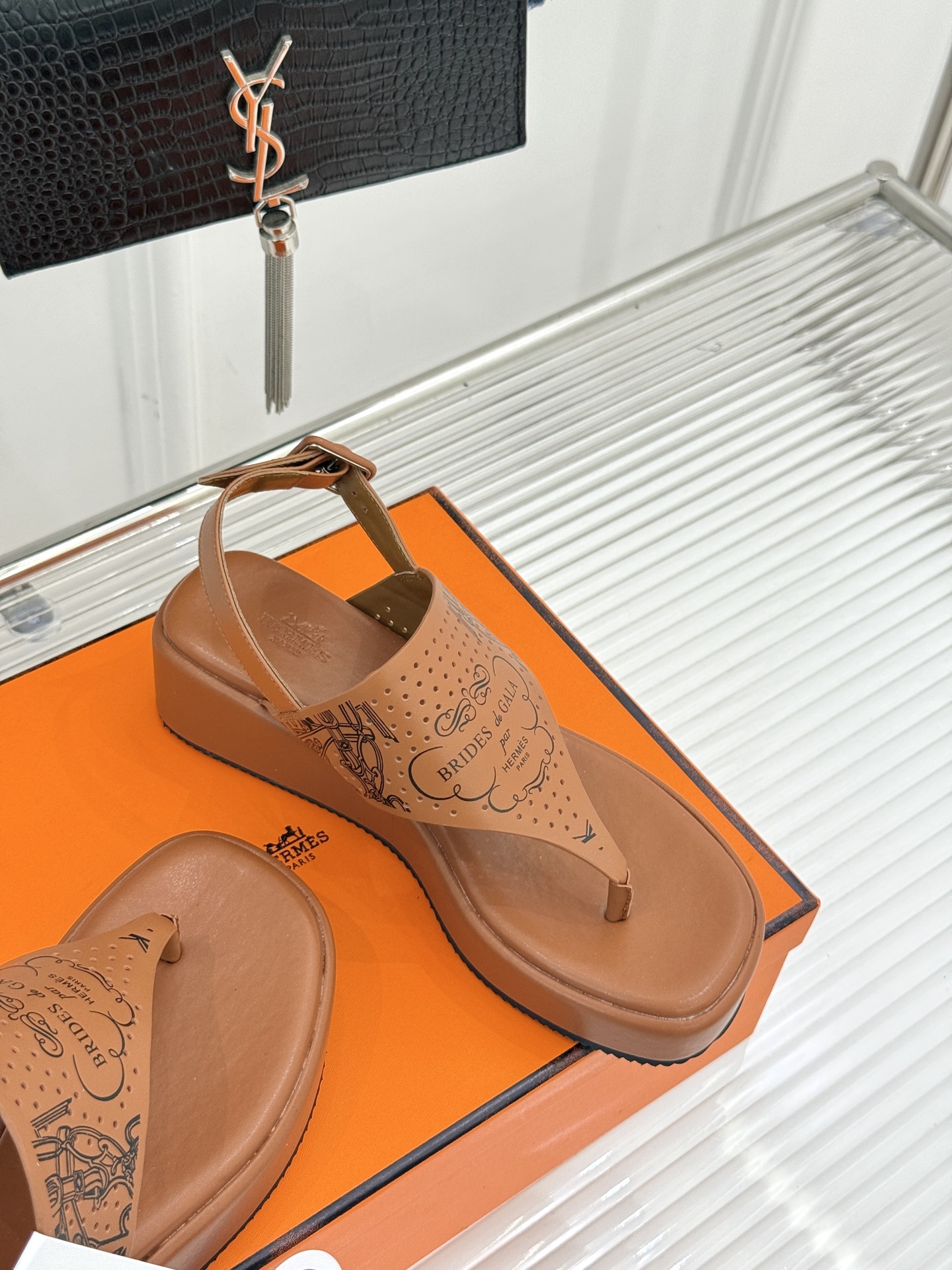 Hermès/爱马仕25WF新品夹脚厚底凉鞋这双凉鞋融合了精湛工艺与先锋设计的艺术品让你在炎炎夏日轻松成