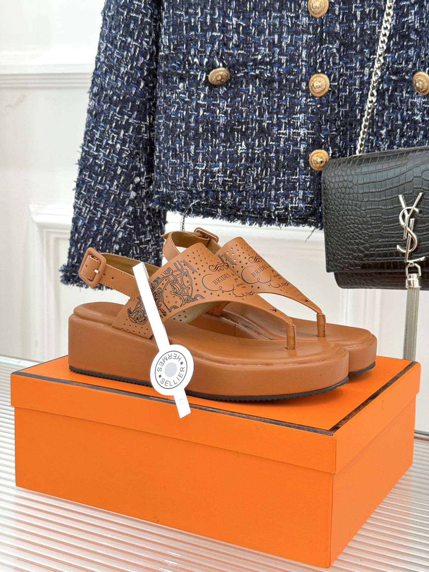 Hermès/爱马仕25WF新品夹脚厚底凉鞋这双凉鞋融合了精湛工艺与先锋设计的艺术品让你在炎炎夏日轻松成