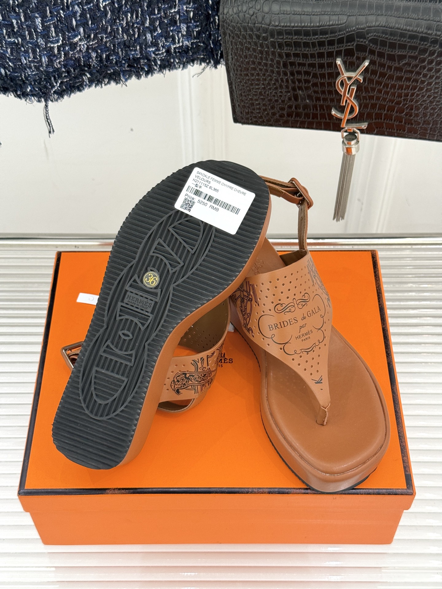 Hermès/爱马仕25WF新品夹脚厚底凉鞋这双凉鞋融合了精湛工艺与先锋设计的艺术品让你在炎炎夏日轻松成