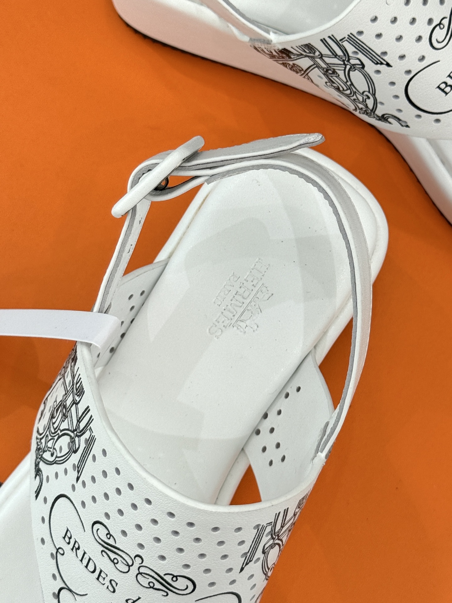 Hermès/爱马仕25WF新品夹脚厚底凉鞋这双凉鞋融合了精湛工艺与先锋设计的艺术品让你在炎炎夏日轻松成