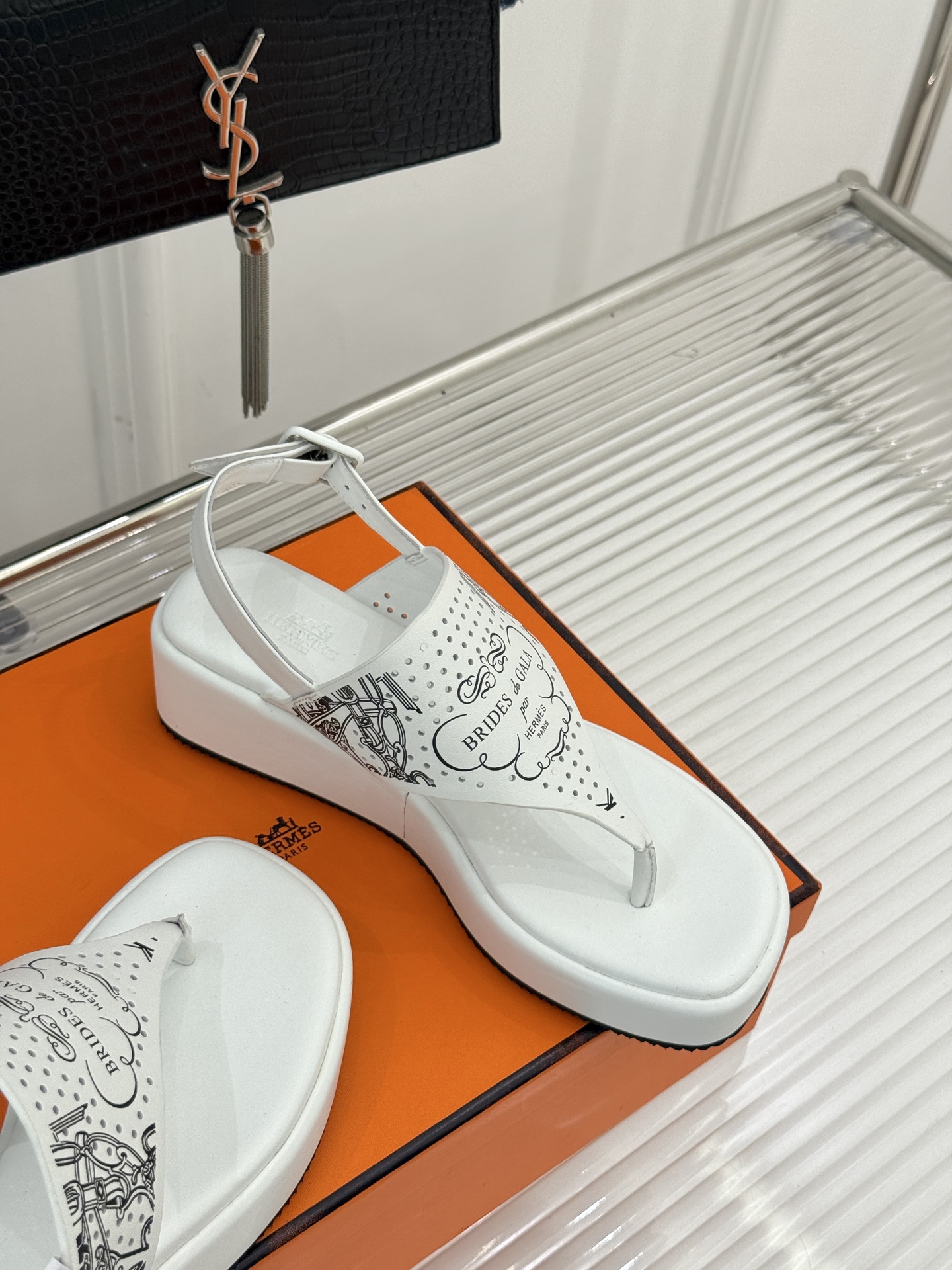 Hermès/爱马仕25WF新品夹脚厚底凉鞋这双凉鞋融合了精湛工艺与先锋设计的艺术品让你在炎炎夏日轻松成