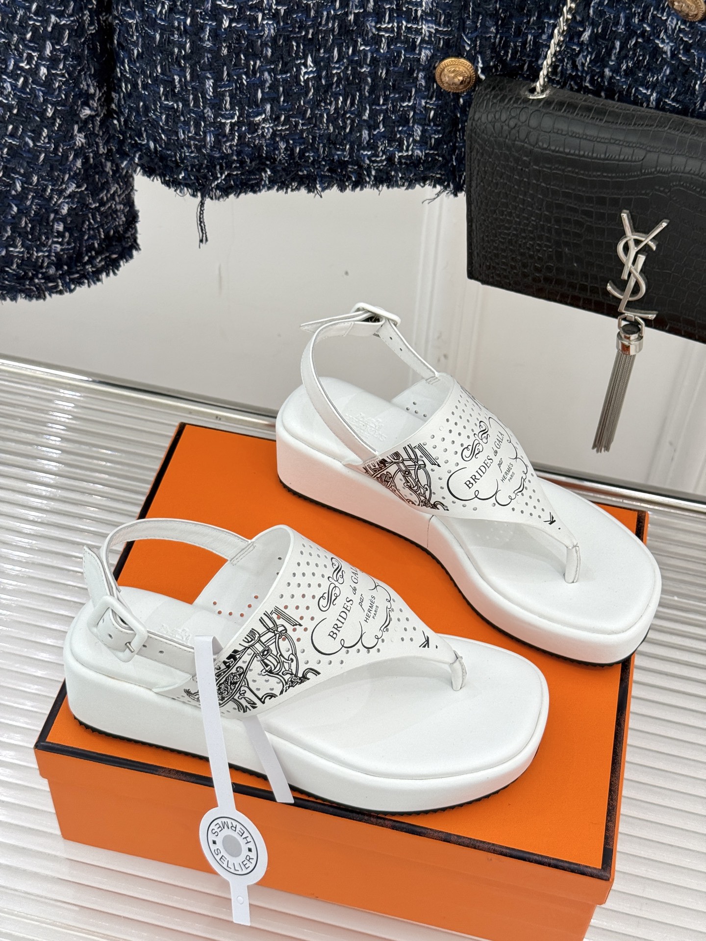 Hermès/爱马仕25WF新品夹脚厚底凉鞋这双凉鞋融合了精湛工艺与先锋设计的艺术品让你在炎炎夏日轻松成