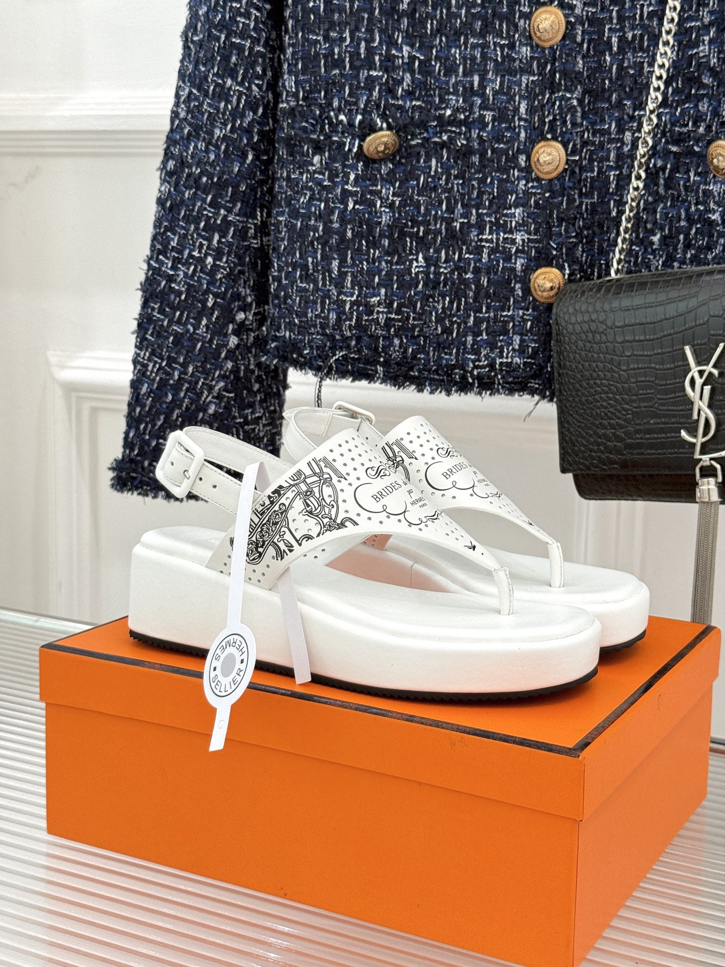 Hermès/爱马仕25WF新品夹脚厚底凉鞋这双凉鞋融合了精湛工艺与先锋设计的艺术品让你在炎炎夏日轻松成