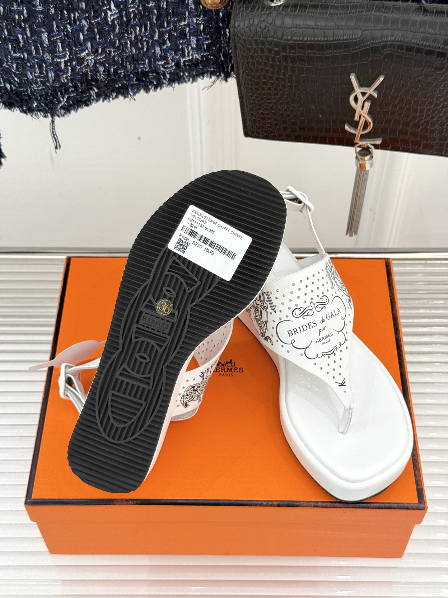 Hermès/爱马仕25WF新品夹脚厚底凉鞋这双凉鞋融合了精湛工艺与先锋设计的艺术品让你在炎炎夏日轻松成