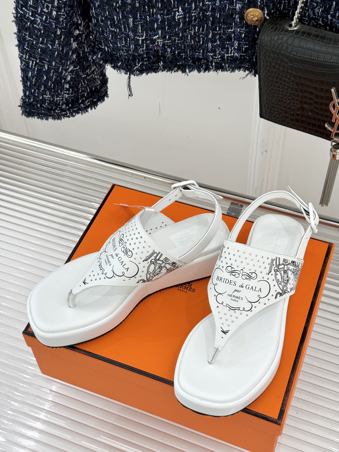 Hermès/爱马仕25WF新品夹脚厚底凉鞋这双凉鞋融合了精湛工艺与先锋设计的艺术品让你在炎炎夏日轻松成