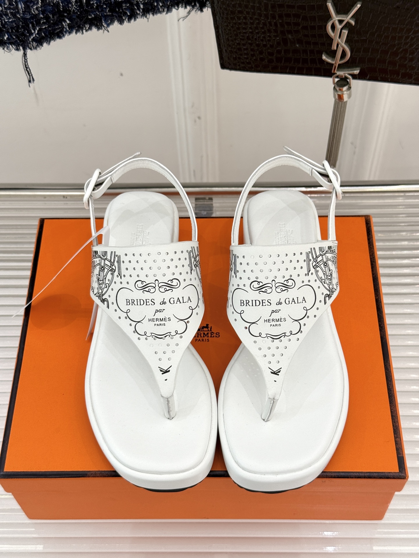 Hermès/爱马仕25WF新品夹脚厚底凉鞋这双凉鞋融合了精湛工艺与先锋设计的艺术品让你在炎炎夏日轻松成