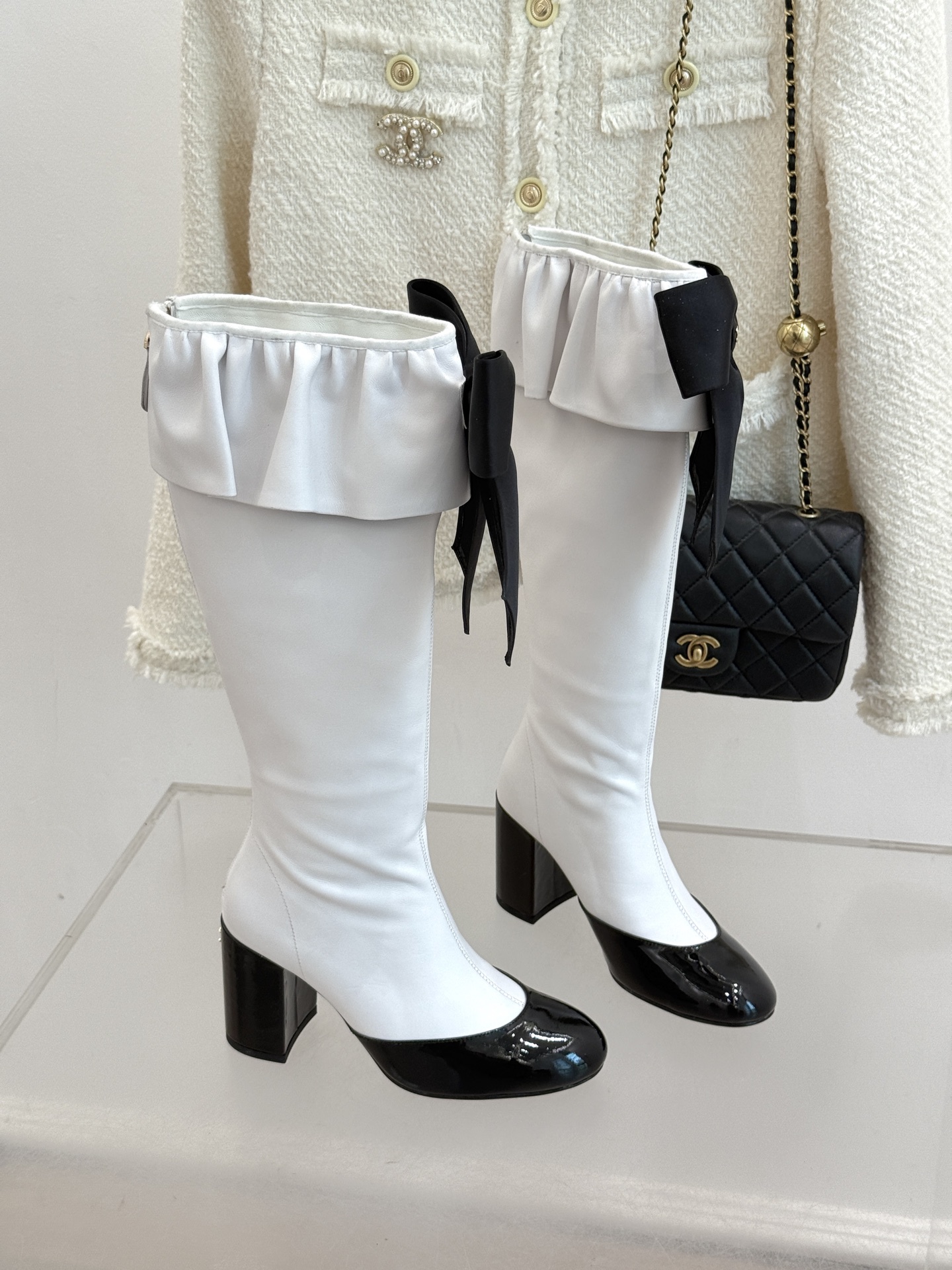 顶版CHANE*｜小香25A秋冬新品蝴蝶结弹力靴当经典香家美学与潮流鞋履设计碰撞这双褶皱靴口蝴蝶结弹力靴