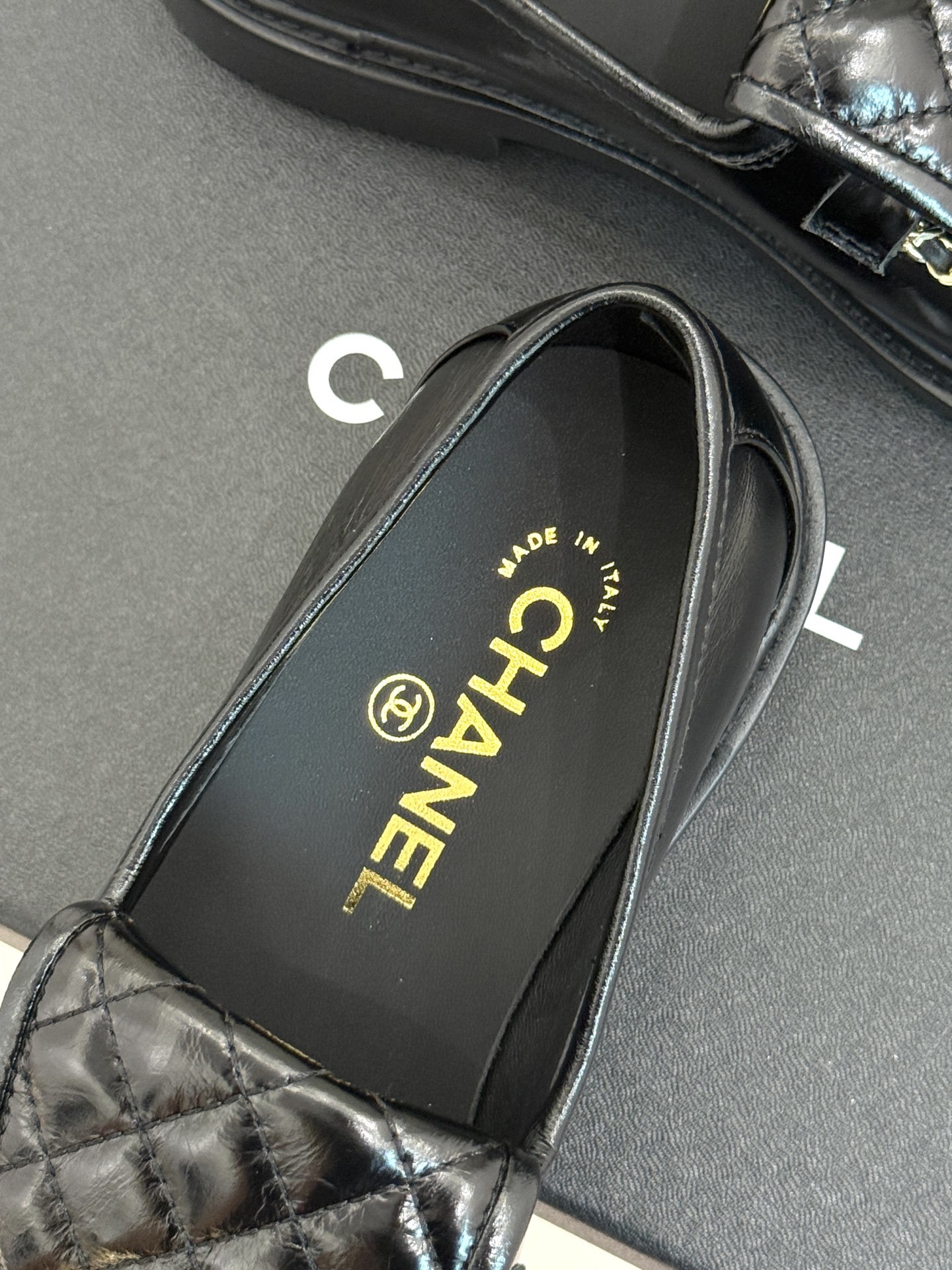 CHANE*|小香经典翻盖链条双C书包扣乐福鞋这双乐福鞋无疑是优雅与摩登的完美融合。标志性的双C书包扣搭