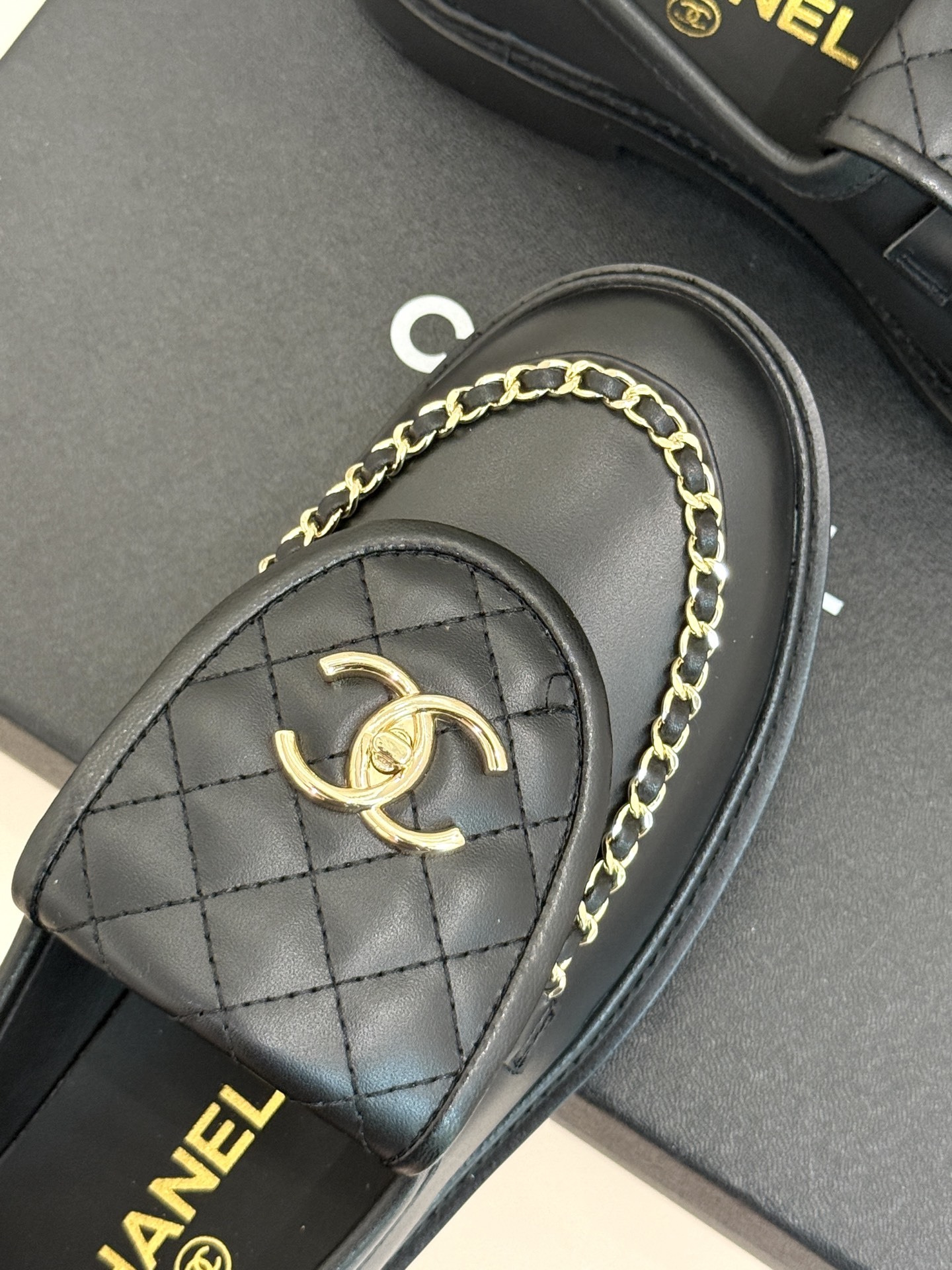 CHANE*|小香经典翻盖链条双C书包扣乐福鞋这双乐福鞋无疑是优雅与摩登的完美融合。标志性的双C书包扣搭