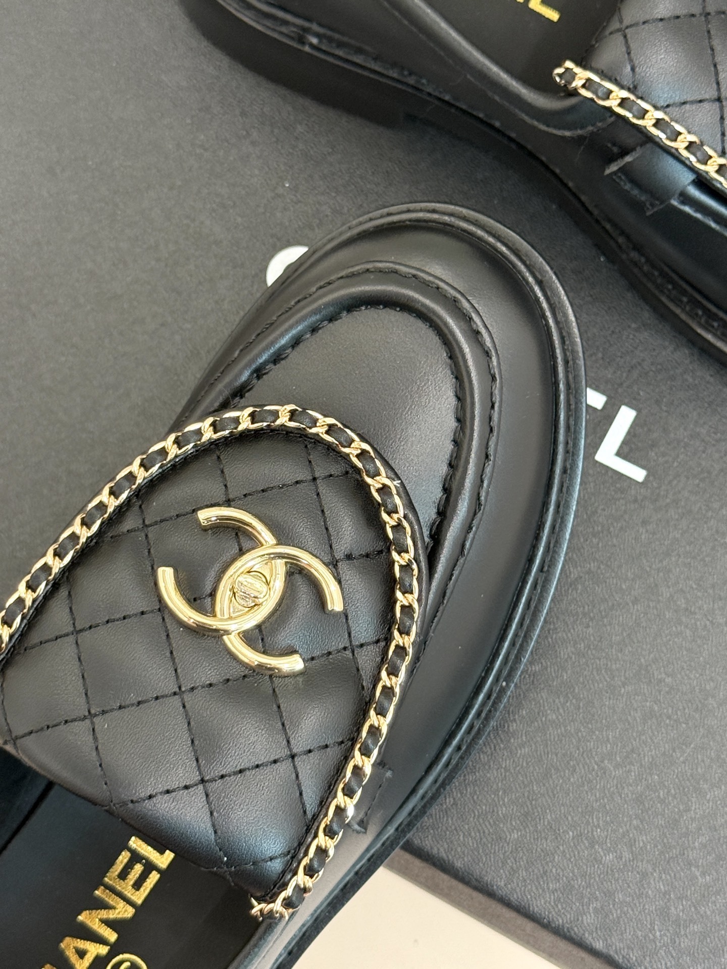 CHANE*|小香经典翻盖链条双C书包扣乐福鞋这双乐福鞋无疑是优雅与摩登的完美融合。标志性的双C书包扣搭