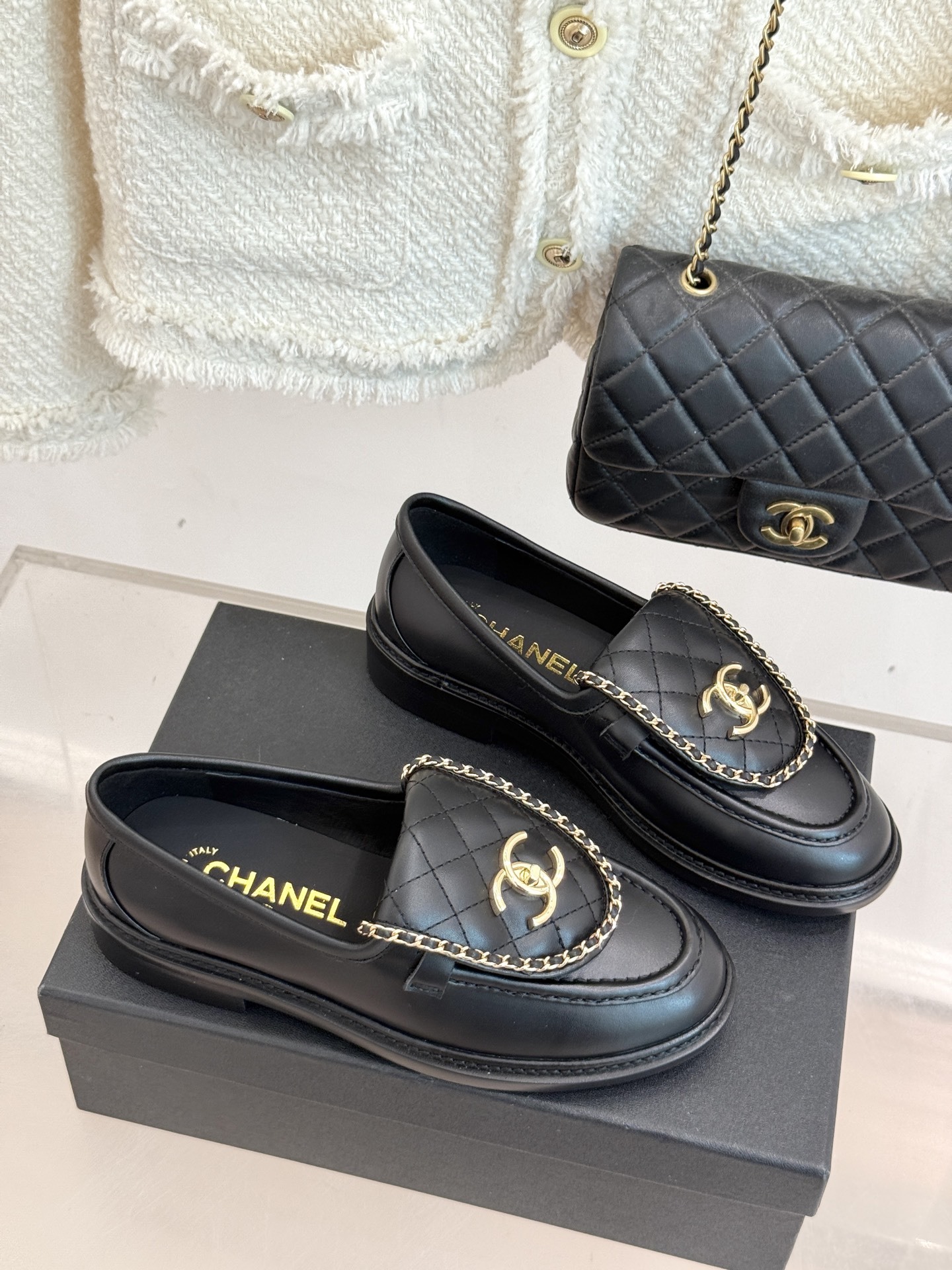 CHANE*|小香经典翻盖链条双C书包扣乐福鞋这双乐福鞋无疑是优雅与摩登的完美融合。标志性的双C书包扣搭