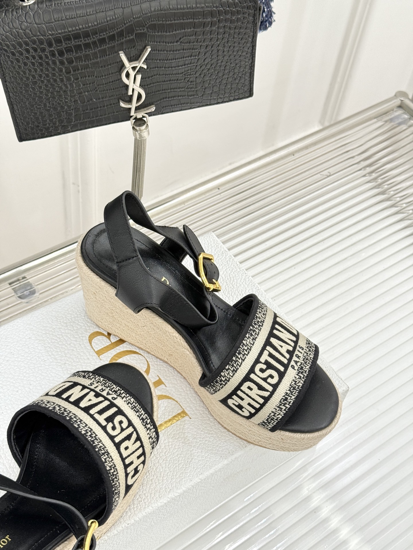Dior/迪奥25WF新品字母刺绣麻绳厚底坡跟凉鞋这双刺绣字母麻绳厚底坡跟凉鞋无疑是主角。它是优雅与随性