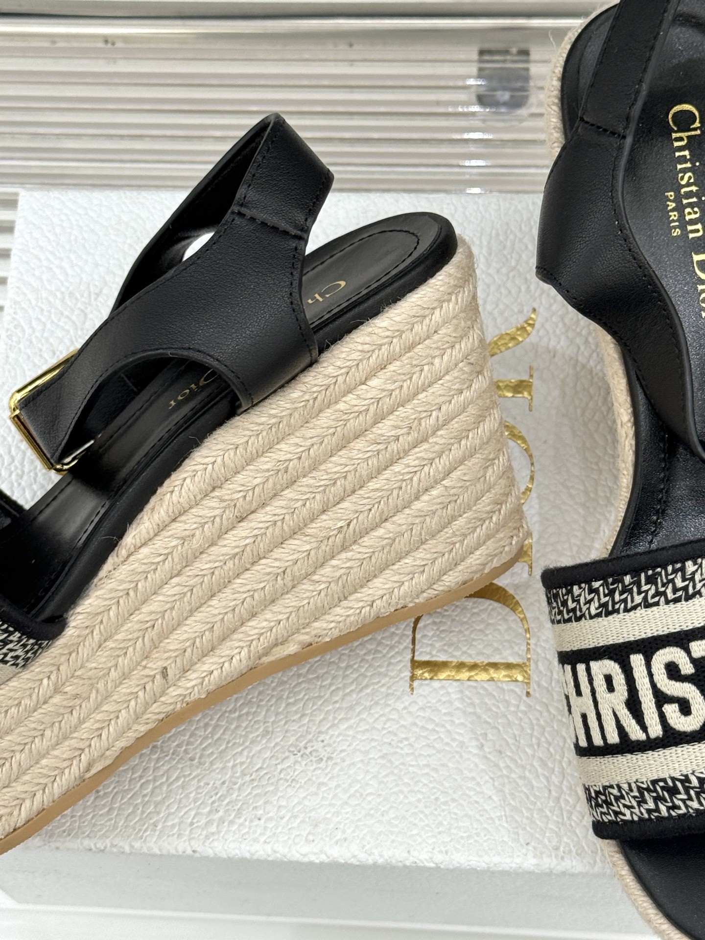 Dior/迪奥25WF新品字母刺绣麻绳厚底坡跟凉鞋这双刺绣字母麻绳厚底坡跟凉鞋无疑是主角。它是优雅与随性