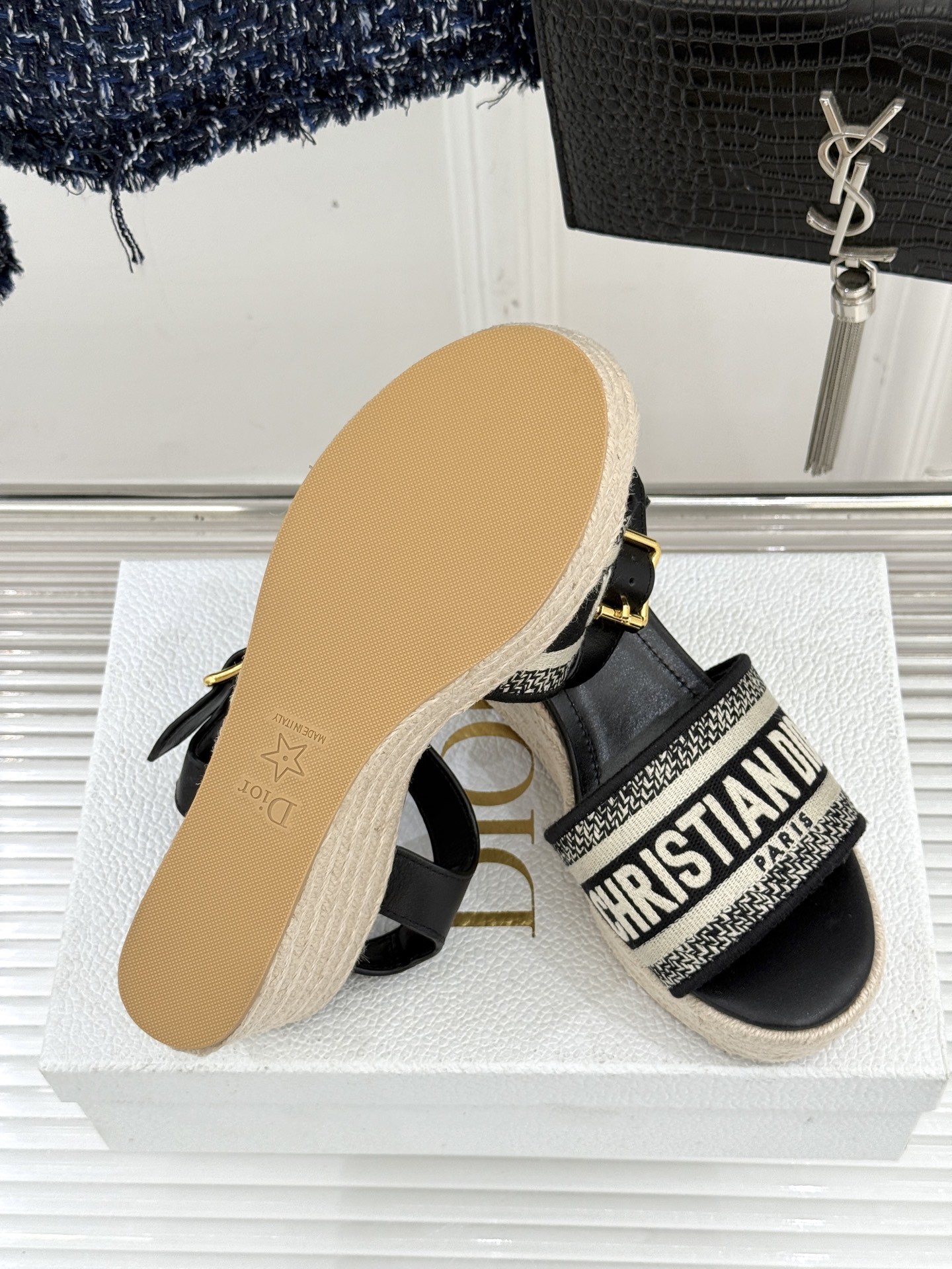 Dior/迪奥25WF新品字母刺绣麻绳厚底坡跟凉鞋这双刺绣字母麻绳厚底坡跟凉鞋无疑是主角。它是优雅与随性