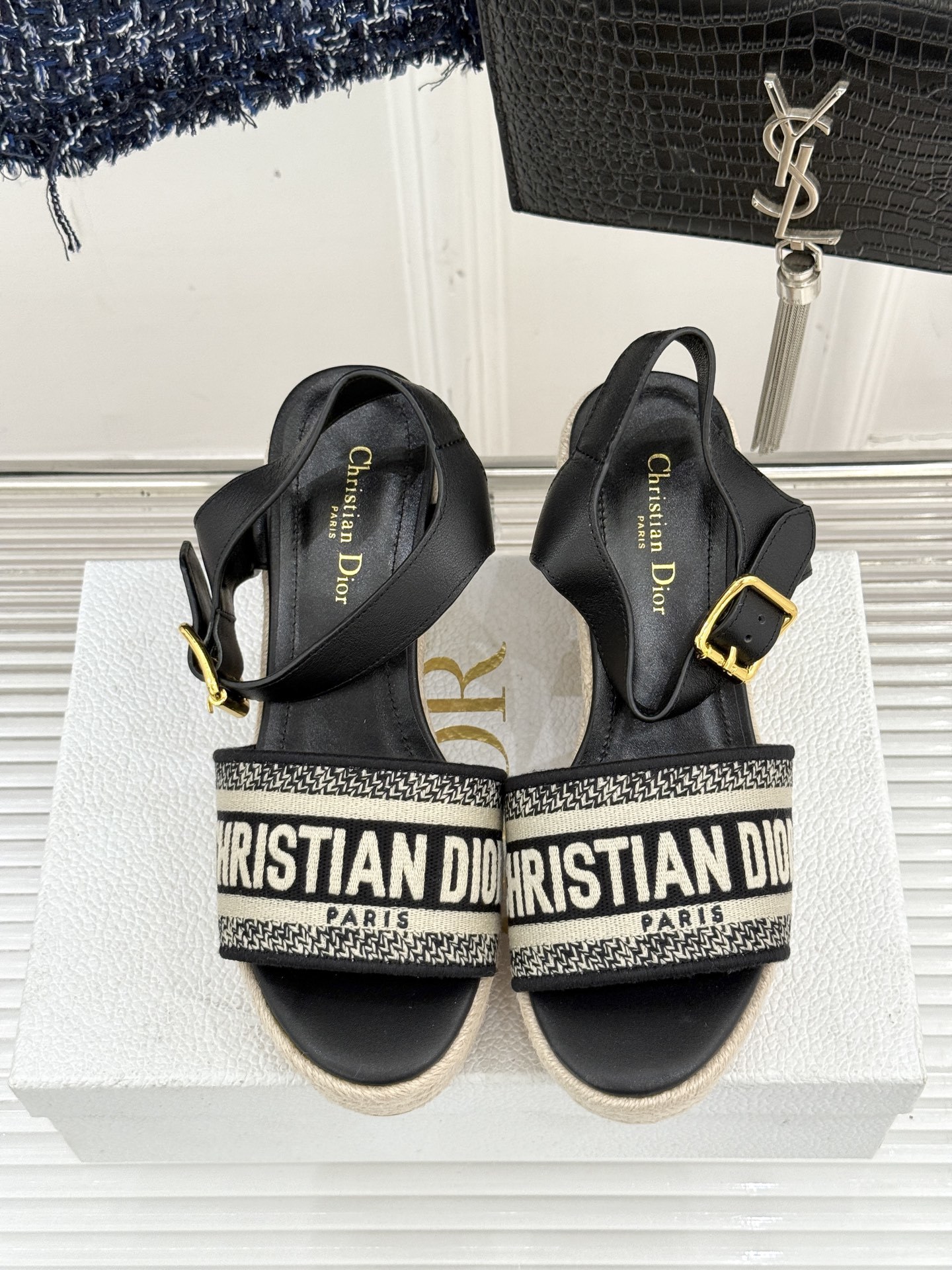 Dior/迪奥25WF新品字母刺绣麻绳厚底坡跟凉鞋这双刺绣字母麻绳厚底坡跟凉鞋无疑是主角。它是优雅与随性