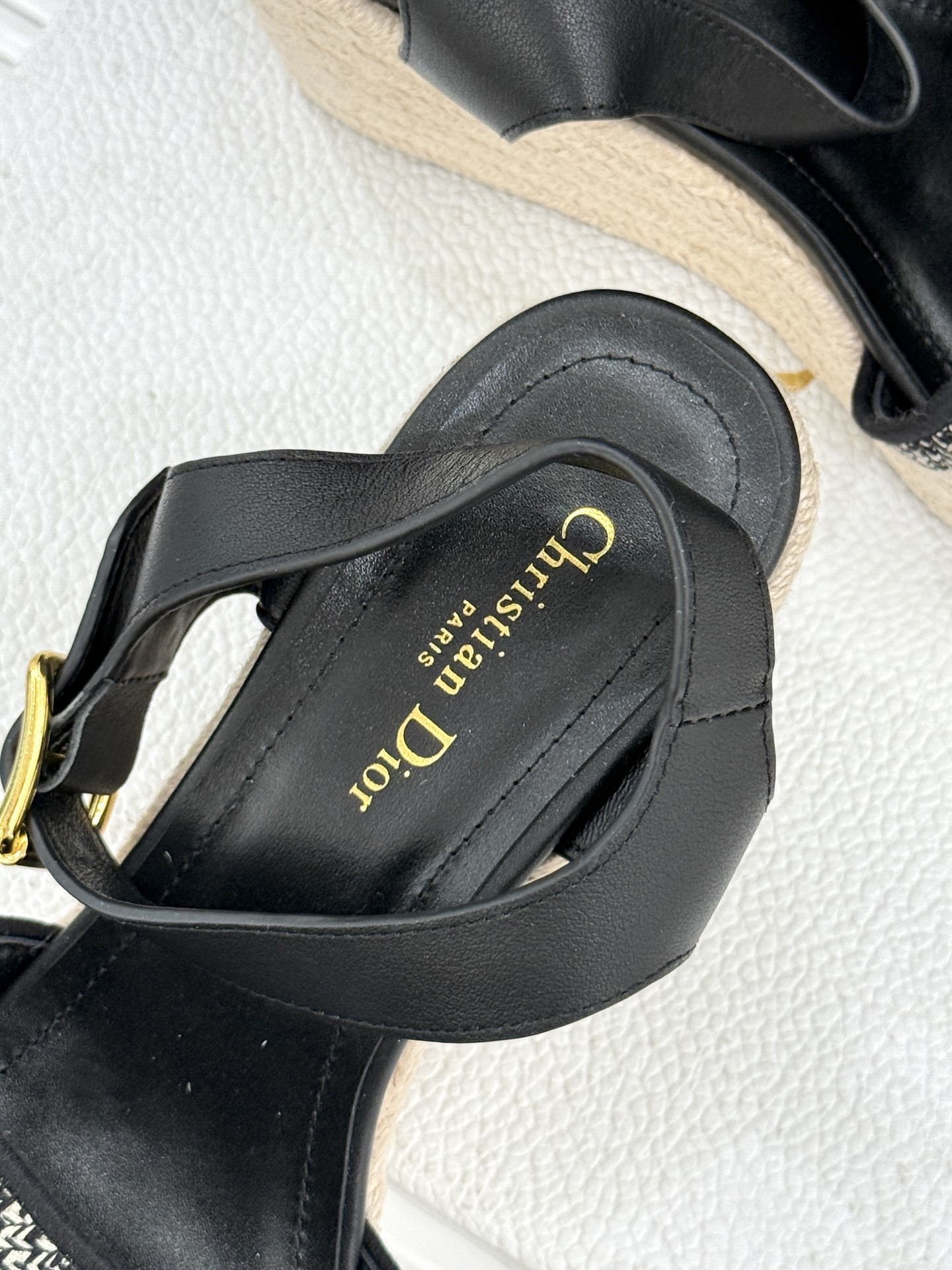 Dior/迪奥25WF新品字母刺绣麻绳厚底坡跟凉鞋这双刺绣字母麻绳厚底坡跟凉鞋无疑是主角。它是优雅与随性