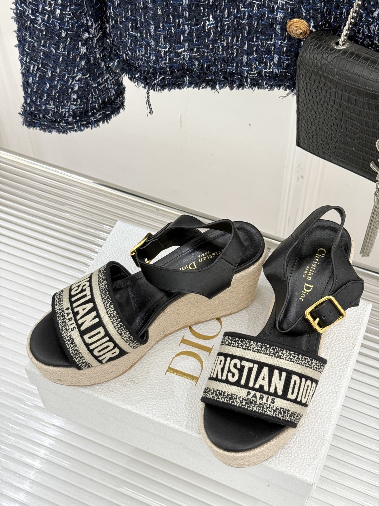 Dior/迪奥25WF新品字母刺绣麻绳厚底坡跟凉鞋这双刺绣字母麻绳厚底坡跟凉鞋无疑是主角。它是优雅与随性