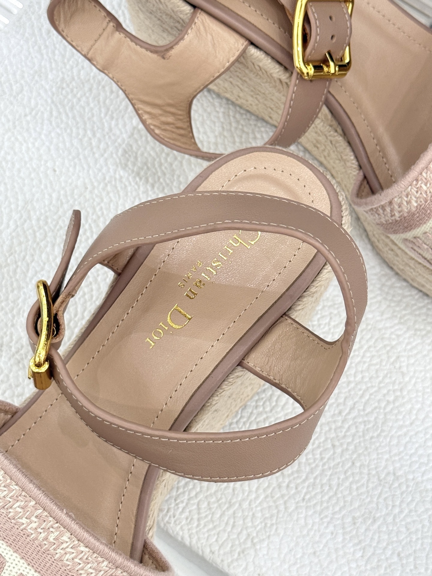 Dior/迪奥25WF新品字母刺绣麻绳厚底坡跟凉鞋这双刺绣字母麻绳厚底坡跟凉鞋无疑是主角。它是优雅与随性