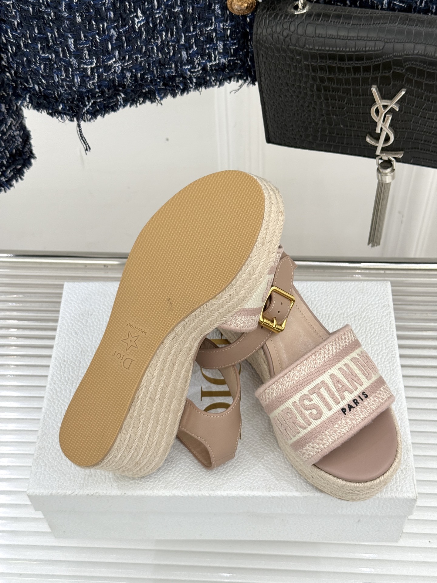 Dior/迪奥25WF新品字母刺绣麻绳厚底坡跟凉鞋这双刺绣字母麻绳厚底坡跟凉鞋无疑是主角。它是优雅与随性