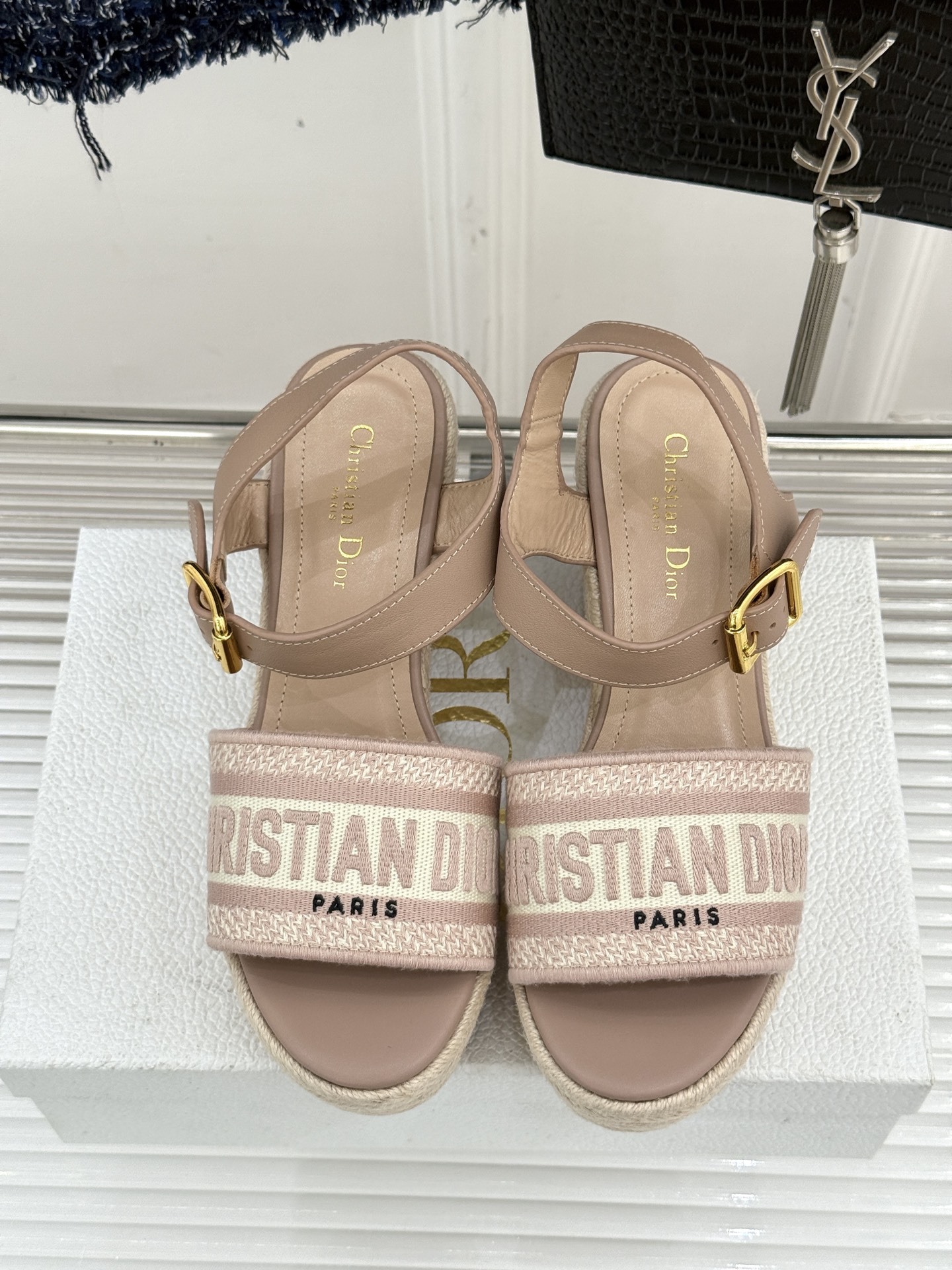 Dior/迪奥25WF新品字母刺绣麻绳厚底坡跟凉鞋这双刺绣字母麻绳厚底坡跟凉鞋无疑是主角。它是优雅与随性