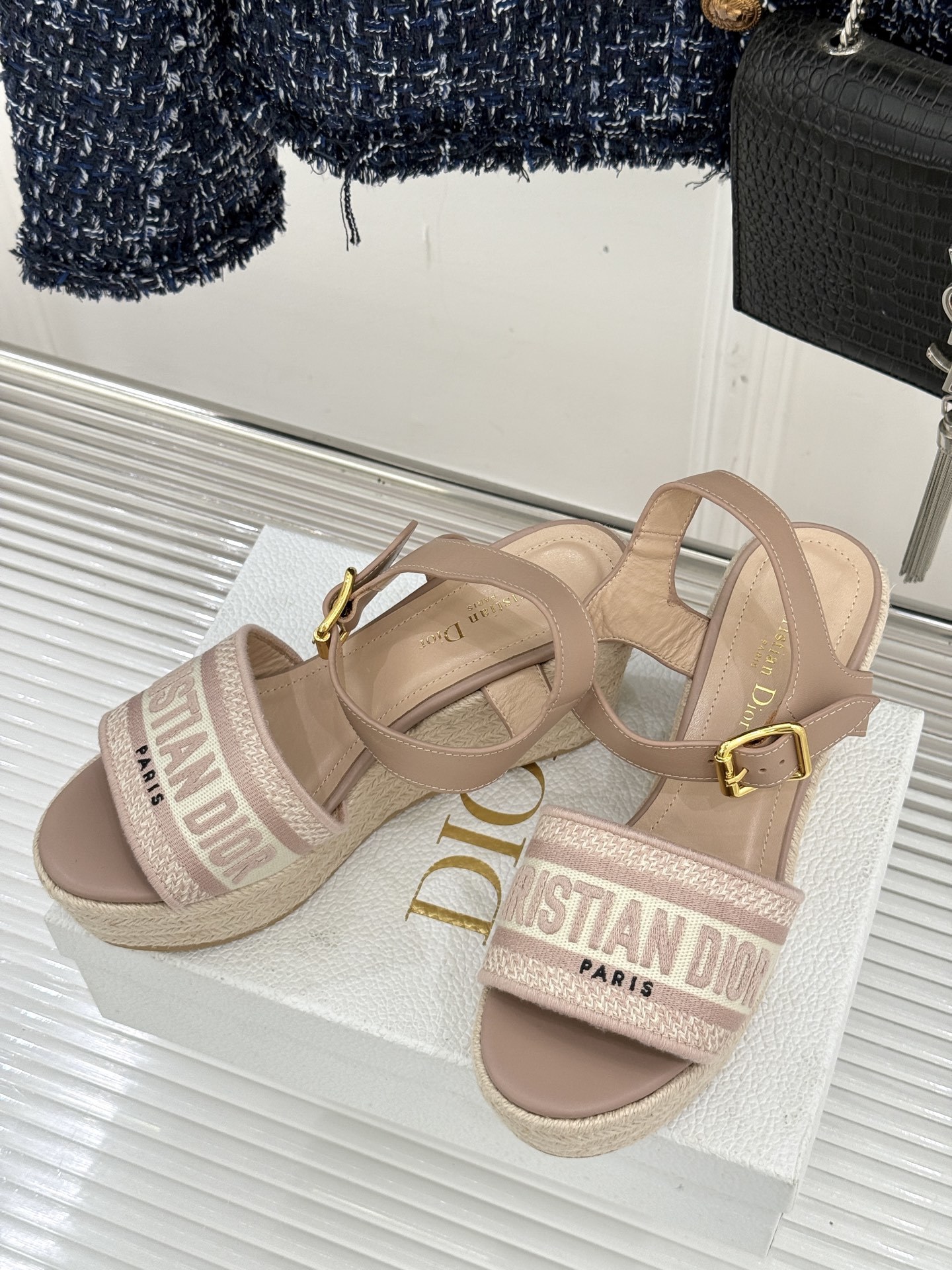 Dior/迪奥25WF新品字母刺绣麻绳厚底坡跟凉鞋这双刺绣字母麻绳厚底坡跟凉鞋无疑是主角。它是优雅与随性