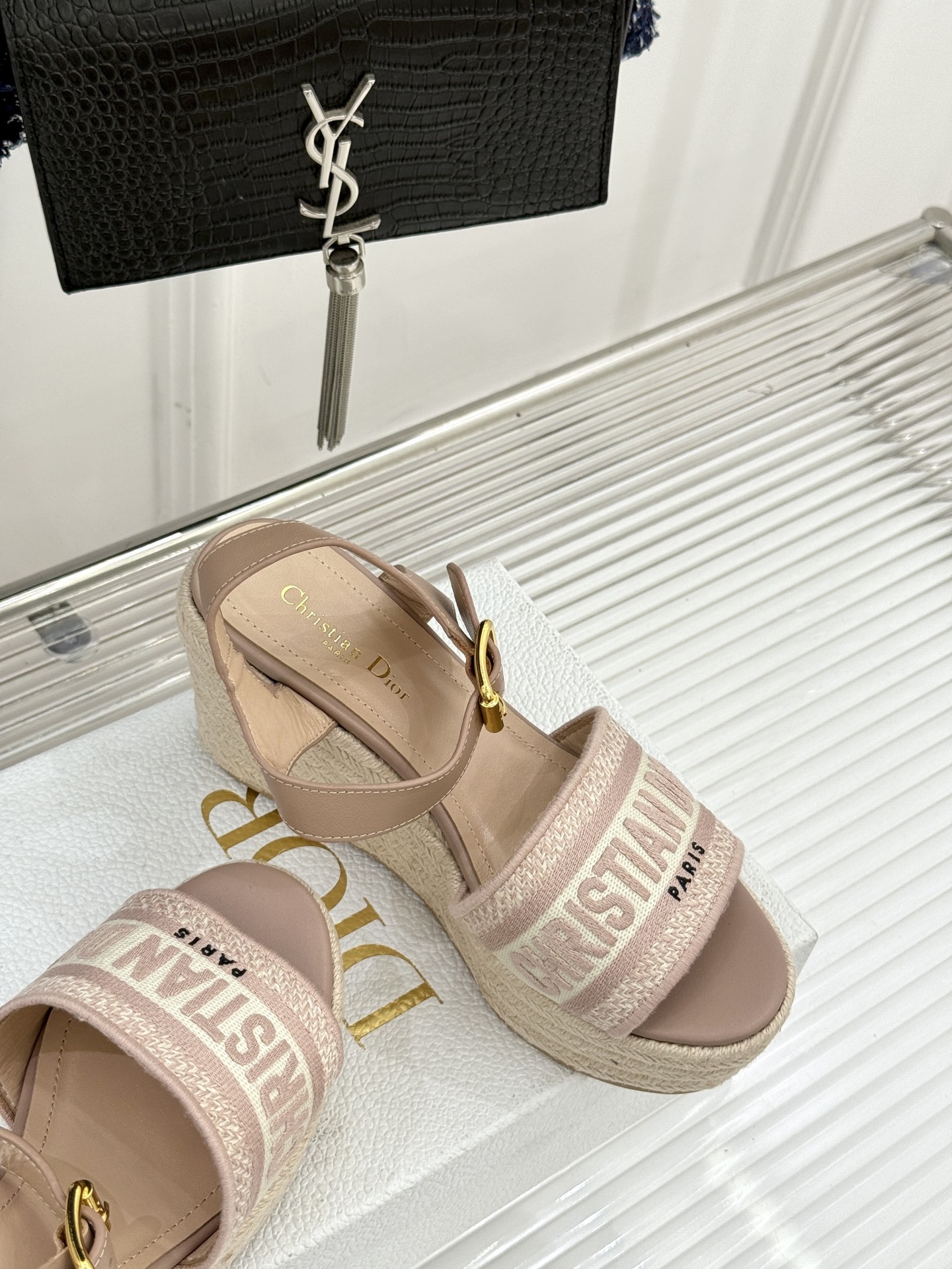 Dior/迪奥25WF新品字母刺绣麻绳厚底坡跟凉鞋这双刺绣字母麻绳厚底坡跟凉鞋无疑是主角。它是优雅与随性