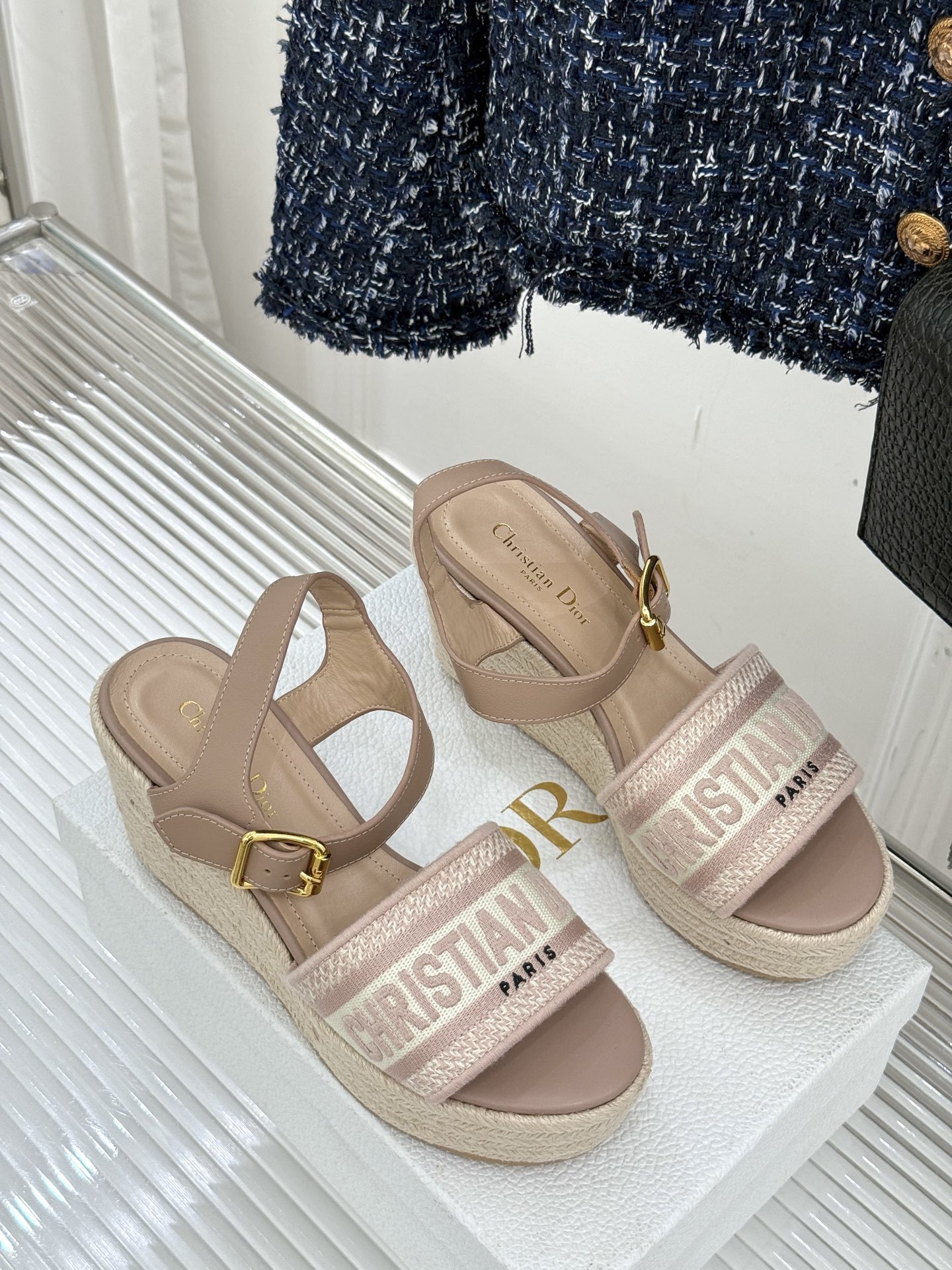 Dior/迪奥25WF新品字母刺绣麻绳厚底坡跟凉鞋这双刺绣字母麻绳厚底坡跟凉鞋无疑是主角。它是优雅与随性
