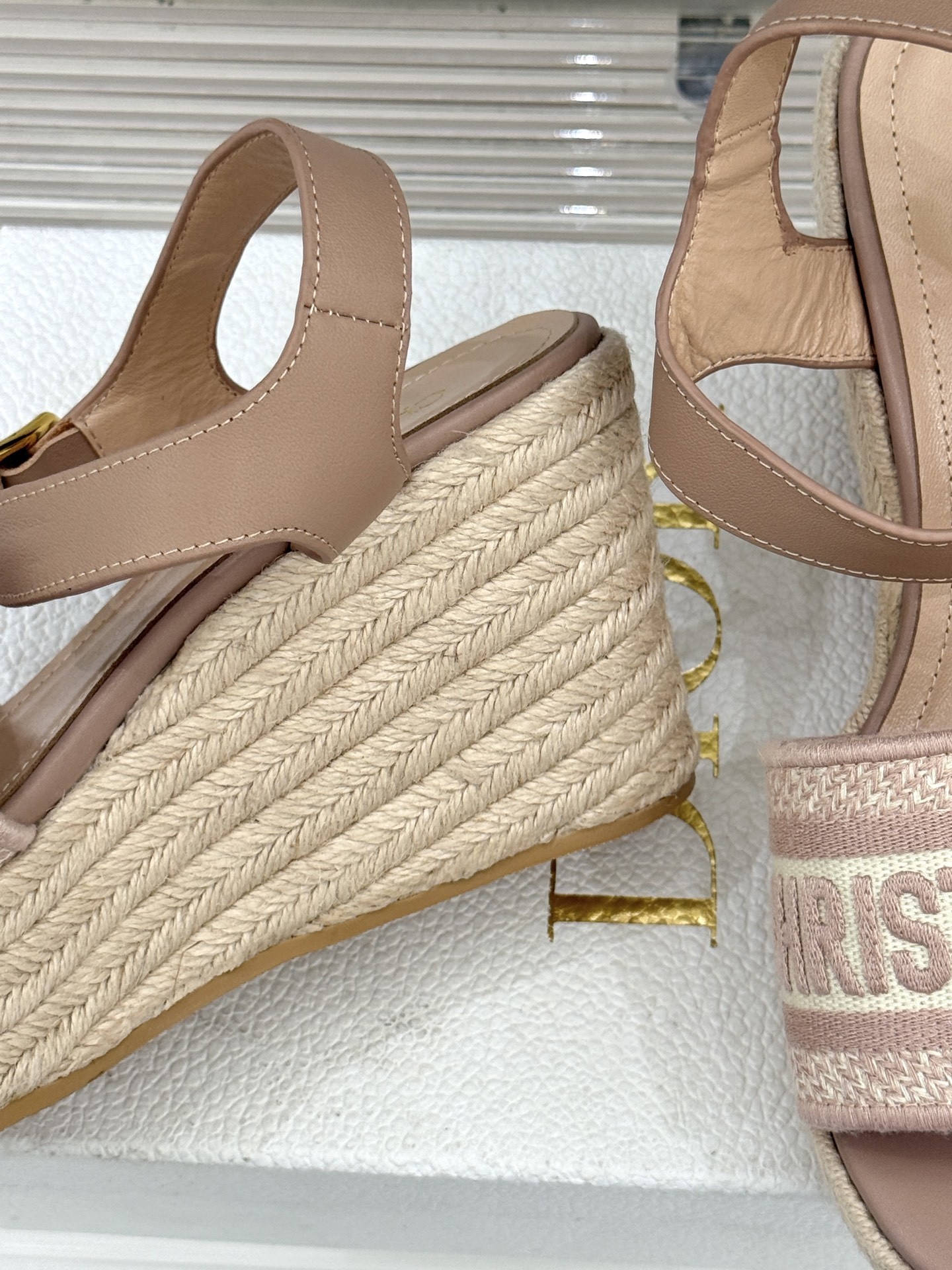 Dior/迪奥25WF新品字母刺绣麻绳厚底坡跟凉鞋这双刺绣字母麻绳厚底坡跟凉鞋无疑是主角。它是优雅与随性