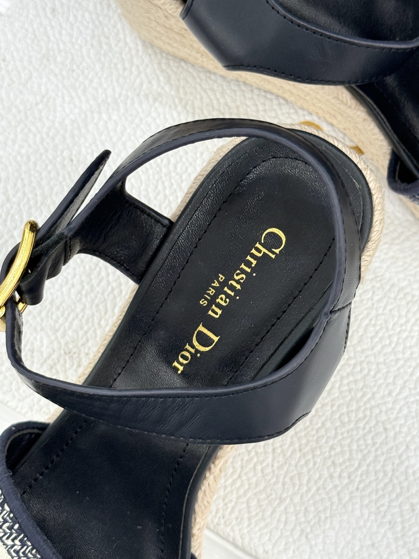 Dior/迪奥25WF新品字母刺绣麻绳厚底坡跟凉鞋这双刺绣字母麻绳厚底坡跟凉鞋无疑是主角。它是优雅与随性