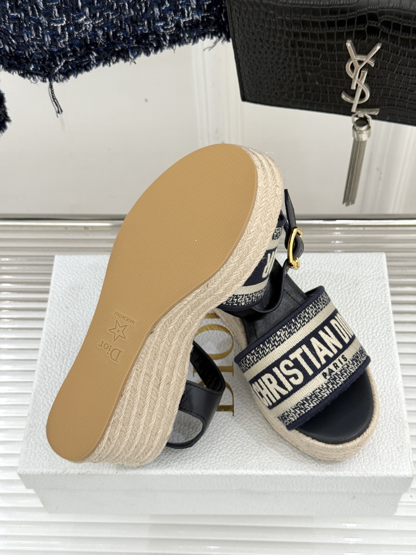 Dior/迪奥25WF新品字母刺绣麻绳厚底坡跟凉鞋这双刺绣字母麻绳厚底坡跟凉鞋无疑是主角。它是优雅与随性