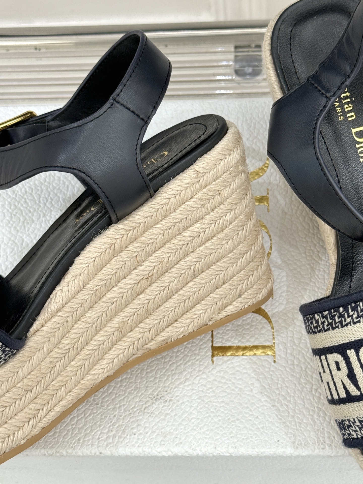 Dior/迪奥25WF新品字母刺绣麻绳厚底坡跟凉鞋这双刺绣字母麻绳厚底坡跟凉鞋无疑是主角。它是优雅与随性