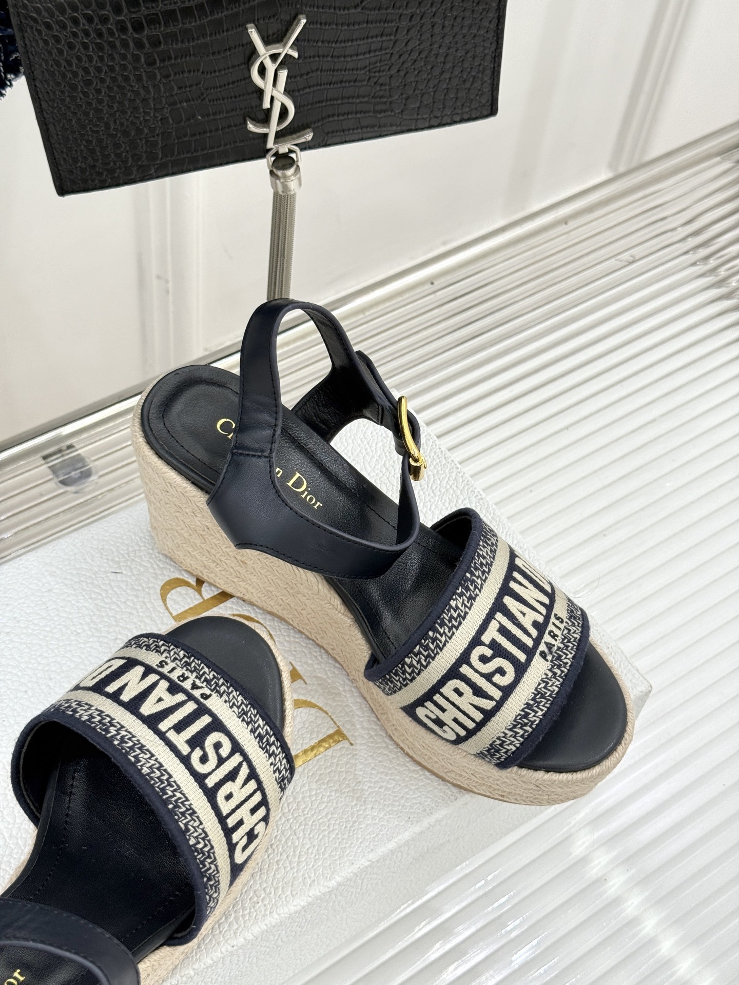 Dior/迪奥25WF新品字母刺绣麻绳厚底坡跟凉鞋这双刺绣字母麻绳厚底坡跟凉鞋无疑是主角。它是优雅与随性