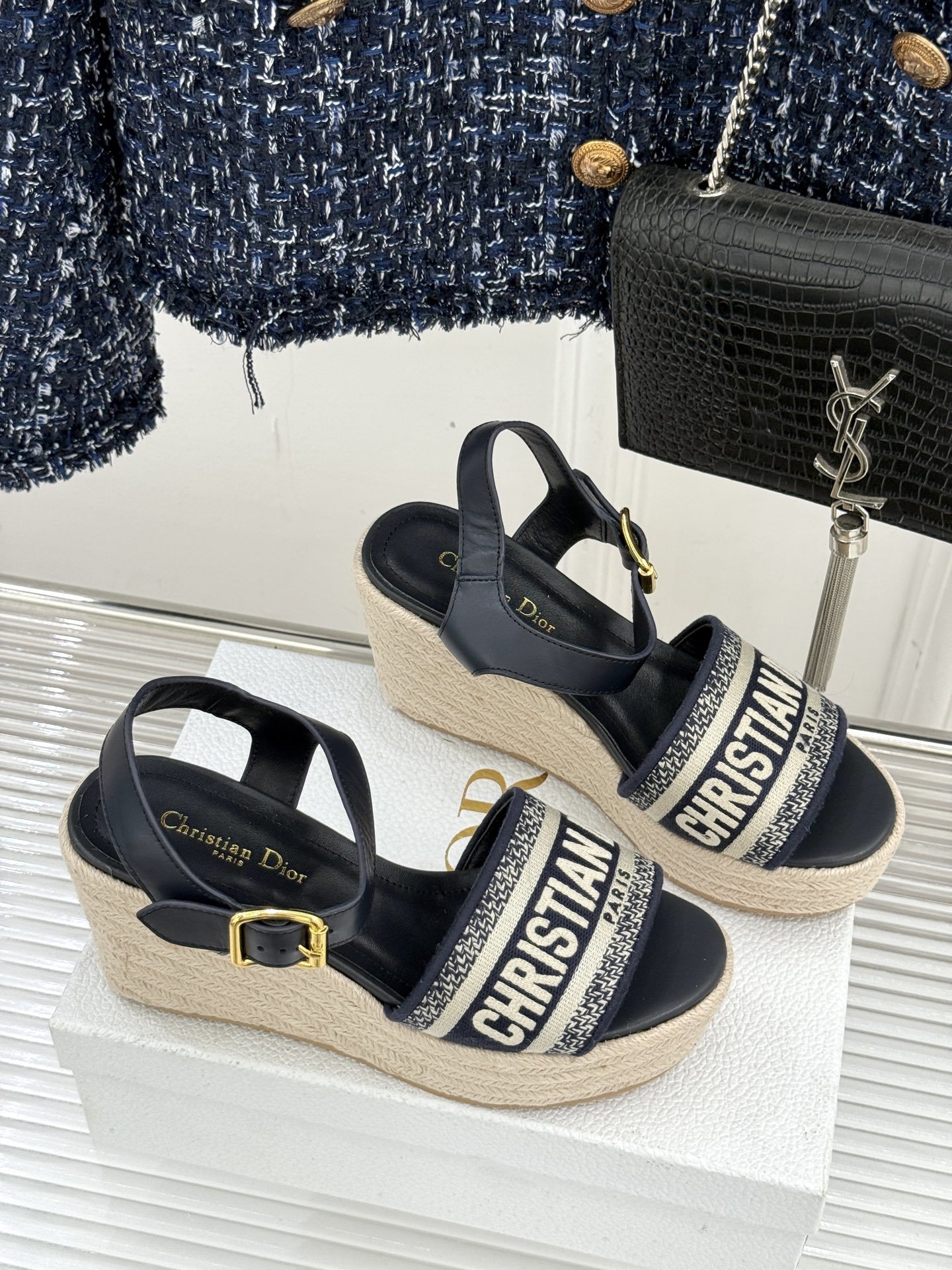 Dior/迪奥25WF新品字母刺绣麻绳厚底坡跟凉鞋这双刺绣字母麻绳厚底坡跟凉鞋无疑是主角。它是优雅与随性