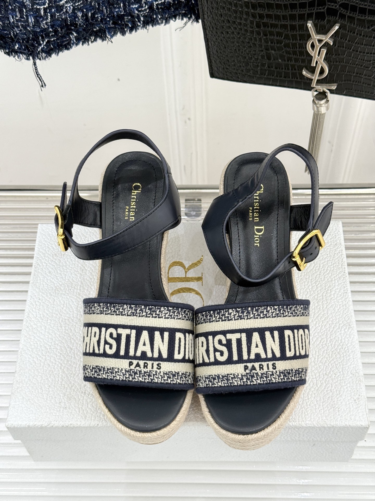 Dior/迪奥25WF新品字母刺绣麻绳厚底坡跟凉鞋这双刺绣字母麻绳厚底坡跟凉鞋无疑是主角。它是优雅与随性